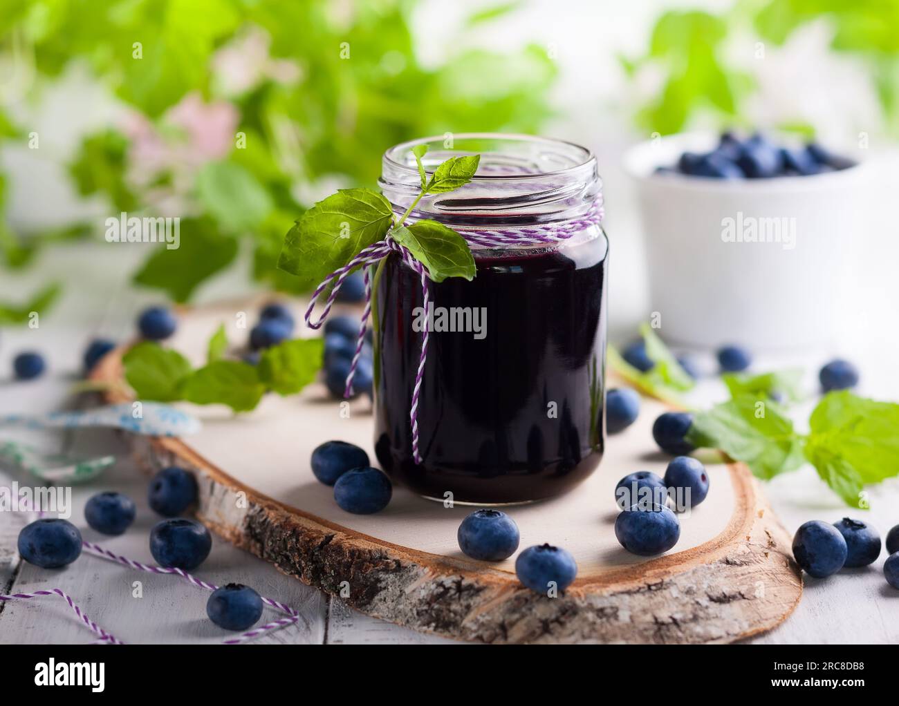 Marmellata di mirtilli fatta in casa in vaso di vetro e frutti di bosco freschi Foto Stock