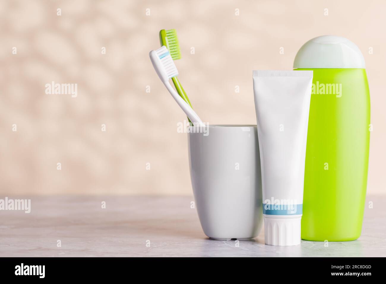Un'immagine pulita e rinfrescante con tubi da bagno e spazzolini da denti, che favoriscono l'igiene orale e uno stile di vita sano Foto Stock