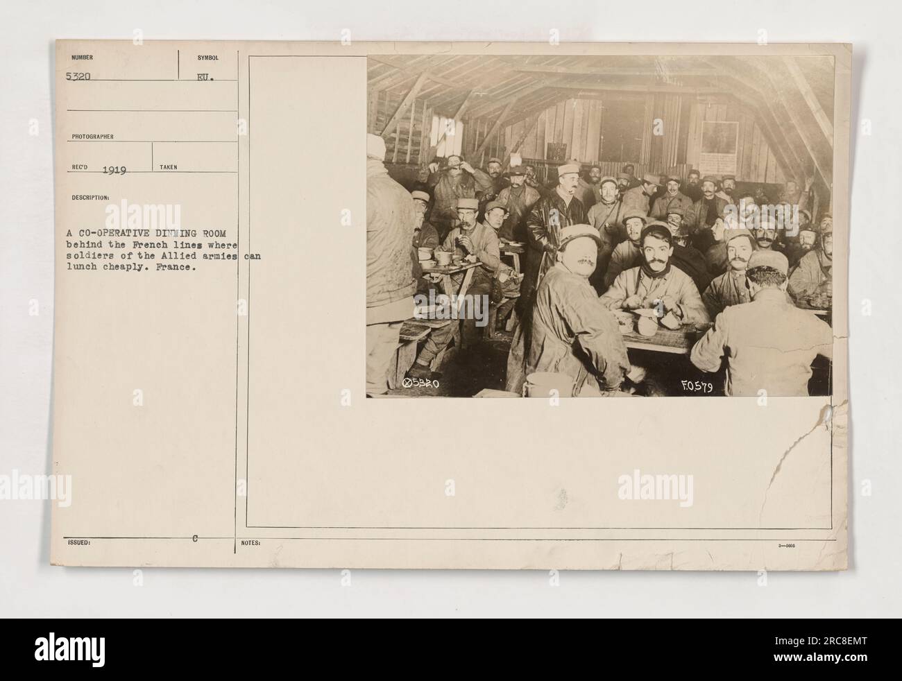 I soldati degli eserciti alleati pranzano in una sala da pranzo cooperativa dietro le linee francesi durante la prima guerra mondiale. La foto è stata scattata nel 1919 dalla CE ed emessa con il numero 5,320. La descrizione afferma che la sala da pranzo forniva pasti a prezzi accessibili per i soldati. Foto Stock
