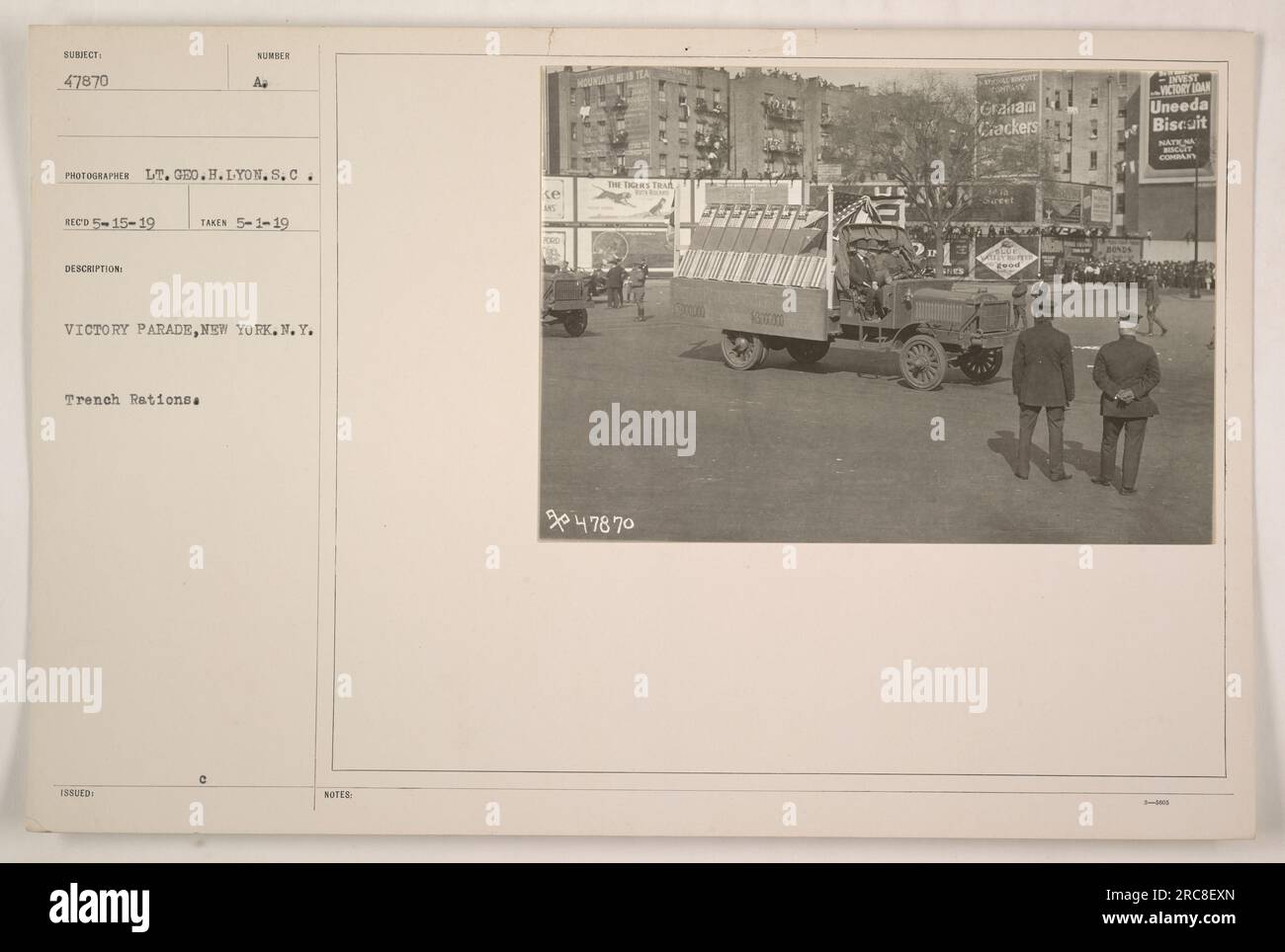 I soldati americani che partecipano a una parata della Vittoria a New York City sono visti con le loro razioni di trincea. La foto, scattata il 1° maggio 1919, dal tenente Geo. H. Lyon mostra i soldati che trasportano scatole di rifornimenti per razione, tra cui Graham Crackers, Uneeda Biscuit, mentre marciano per le strade. Foto Stock