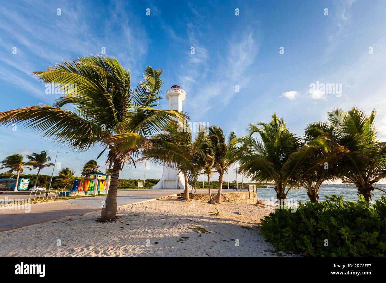 Splendida foto del paesaggio caraibico scattata nella spiaggia di Mahahual in Messico durante il giorno di sole Foto Stock