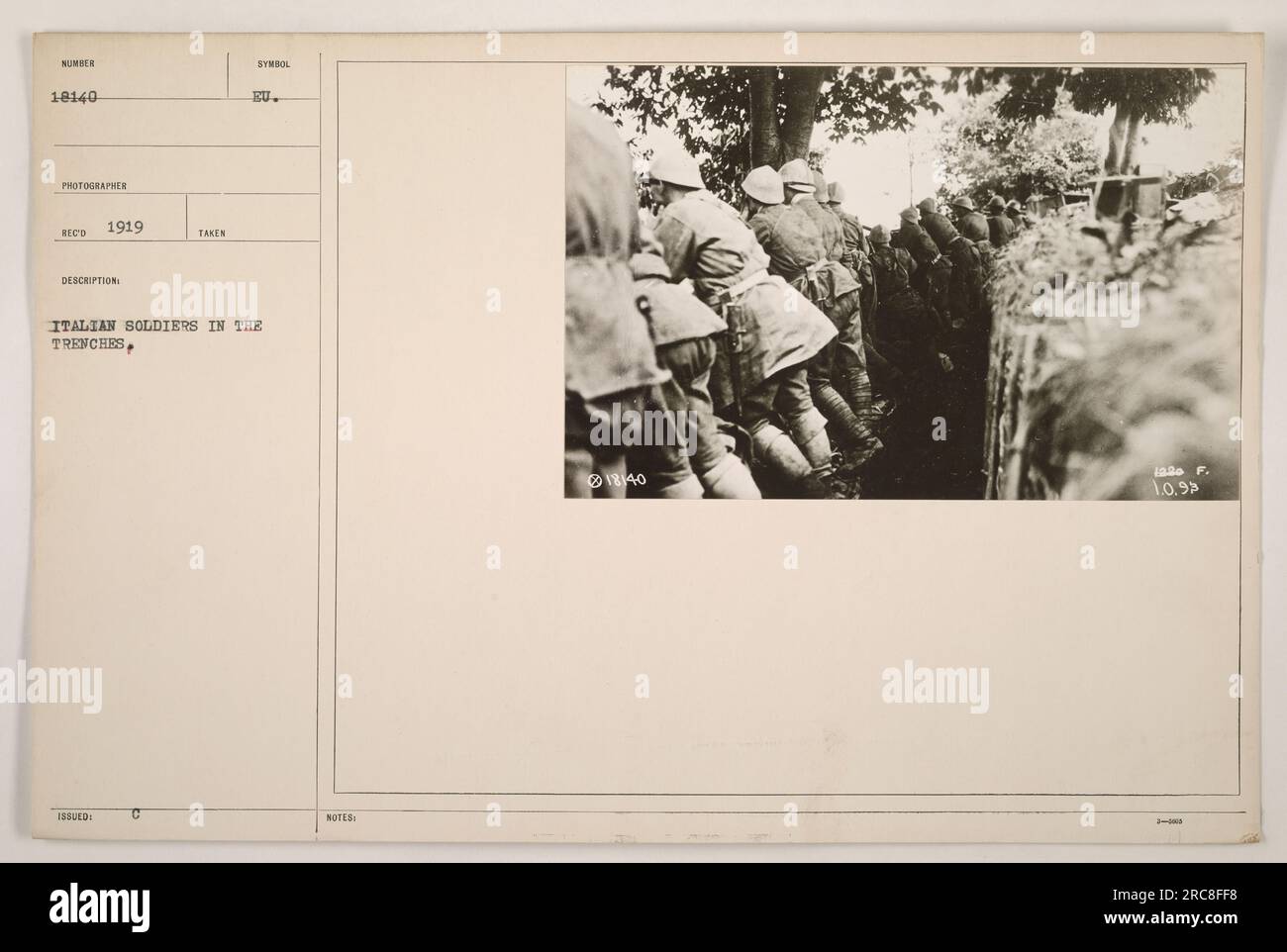 Soldati italiani che si nascondono in trincee durante la prima guerra mondiale. Questa fotografia è stata scattata nel 1919 e fa parte di una collezione di attività militari americane. Foto Stock