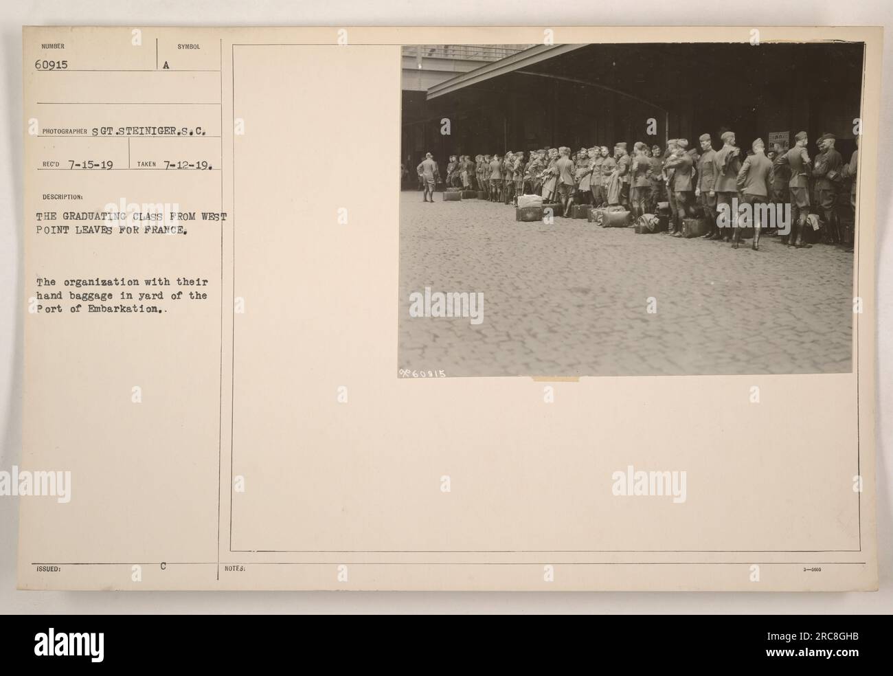 La classe di laurea di West Point si prepara a partire per la Francia. Possono essere visti nel cantiere del porto di imbarco, organizzando il loro bagaglio a mano. Questa foto, scattata dal sergente Steiniger, è stata registrata il 12 luglio 1919 e ricevuta il 15 luglio 1919. Fa parte della collezione conosciuta come "fotografie delle attività militari americane durante la prima guerra mondiale". Foto Stock