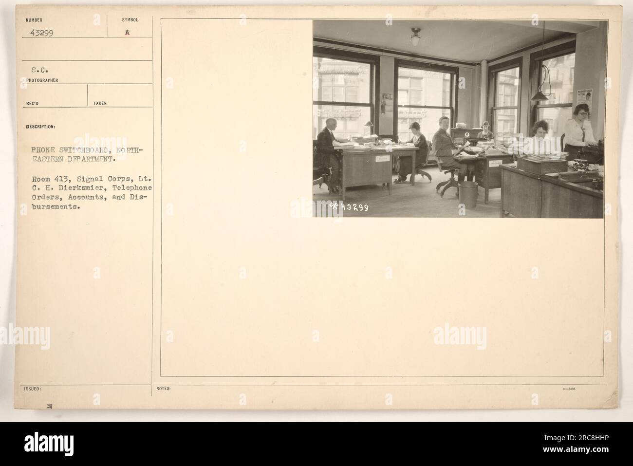 Una fotografia che mostra un centralino telefonico in uso presso il Dipartimento del Nord-Est durante la prima guerra mondiale. L'immagine raffigura la stanza 413 del corpo dei segnali con il tenente C. H. Dierksmier che gestisce ordini telefonici, conti ed esborsi. L'immagine è acquisita con il numero 43299 e fa parte della raccolta Records of the War Department General and Special Staffs. Foto Stock