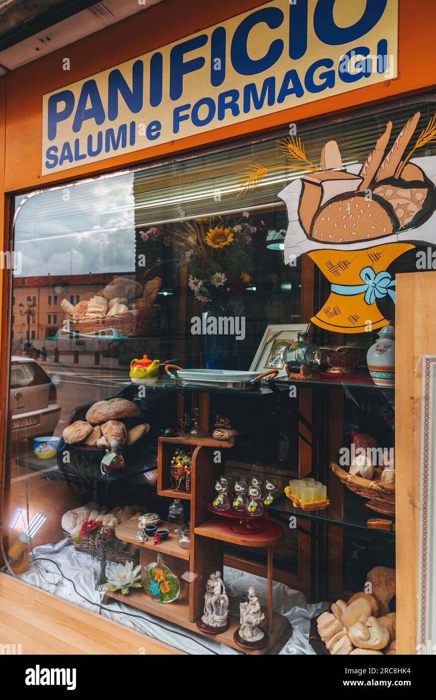 Venezia, Italia - 4 aprile 2022: Panetteria tradizionale italiana e spuntini esposti presso una vetrina di un caffè a Padova, Italia. Foto Stock