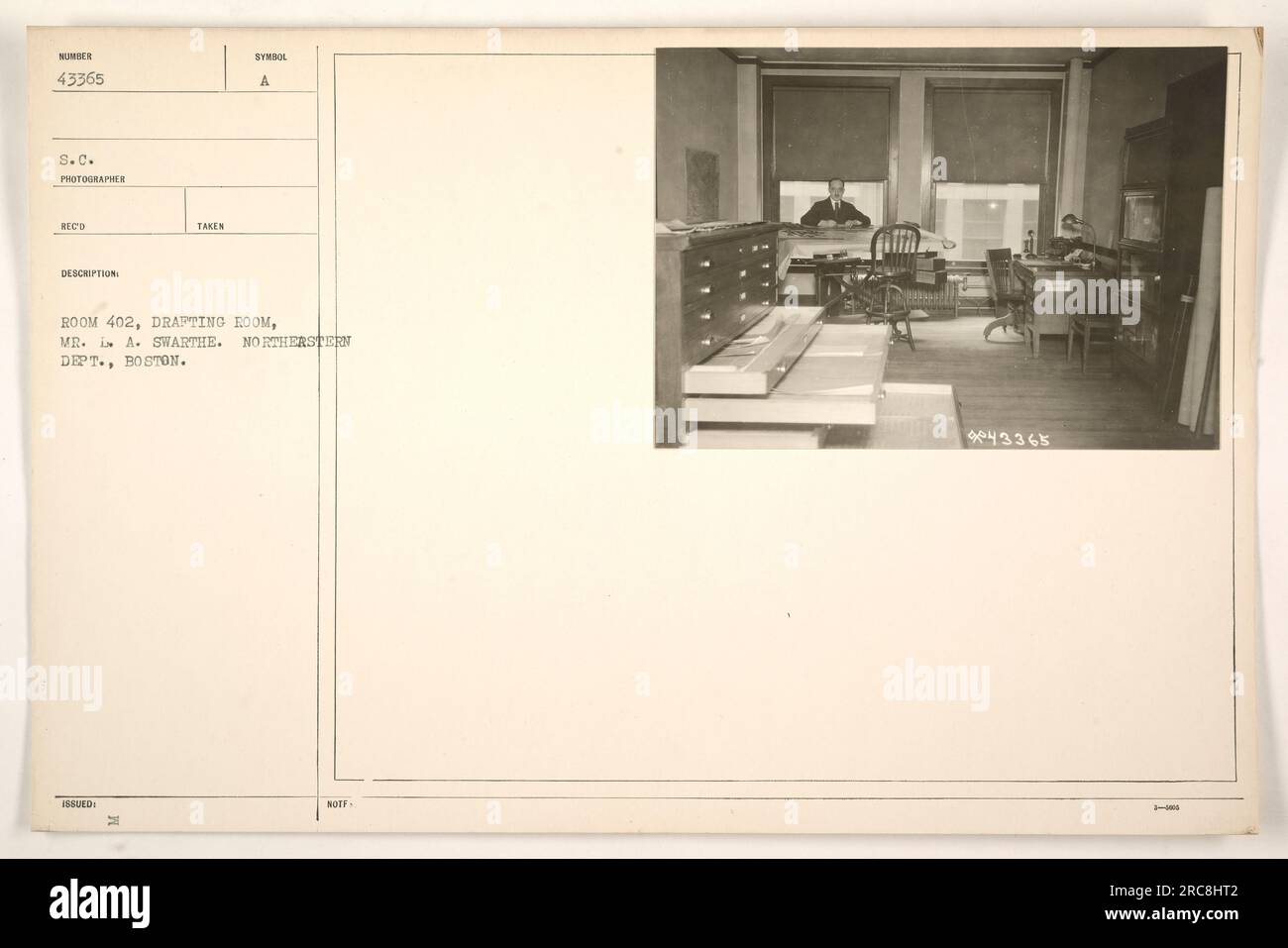 Soldati che lavorano nella sala di stesura del signor I.A. Swarthe, situato nella stanza 402, Northwestern Department di Boston. La foto mostra i soldati che lavorano diligentemente su piani e strategie militari. Foto Stock