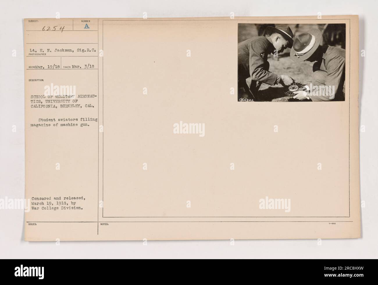 Studenti aviatori della School of Military Aeronautics, University of California, Berkeley, sono visti riempire la rivista di una mitragliatrice. Questa foto è stata scattata il 3 marzo 1918, ed è stata censurata e pubblicata dalla War College Division il 19 marzo 1918. Foto Stock
