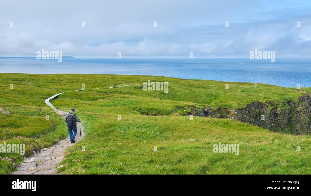 Walker su Handa Island nelle Highlands Foto Stock