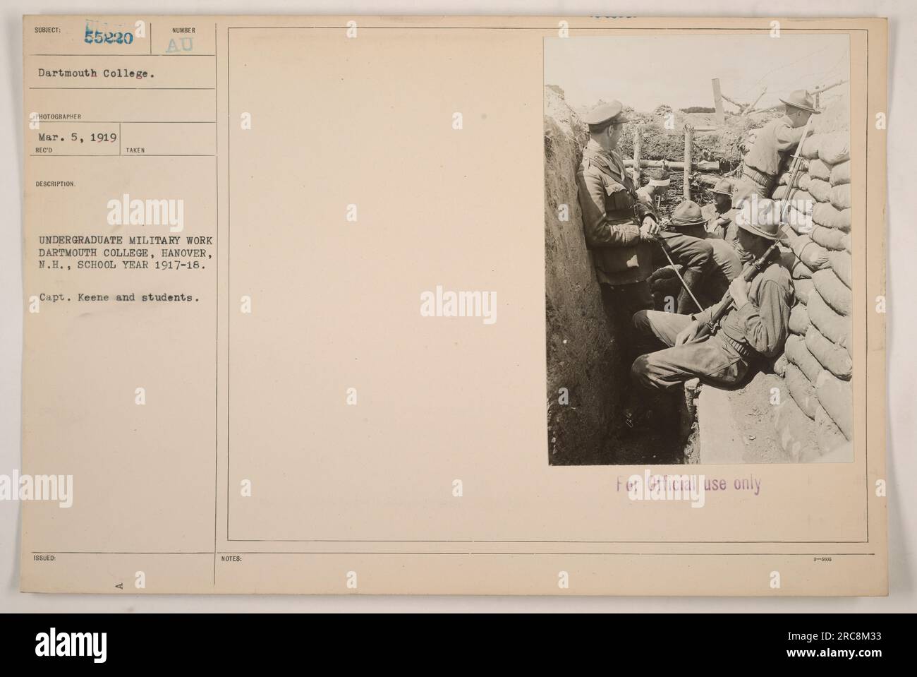Didascalia: Il capitano Keene supervisiona un gruppo di studenti durante il loro lavoro militare universitario al Dartmouth College, Hannover, N.H. nell'anno scolastico 1917-18. Questa foto è stata scattata per uso ufficiale e documenta le attività militari che hanno avuto luogo al college durante la prima guerra mondiale Foto Stock
