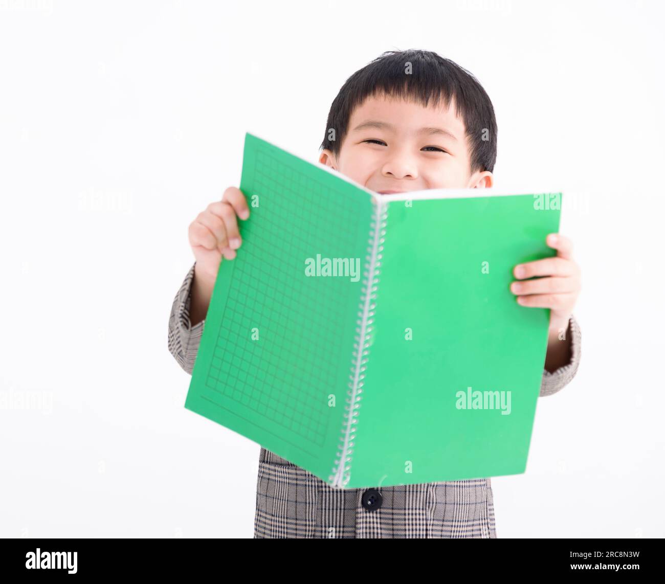 Felice ragazzo che tiene e studia il libro Foto Stock