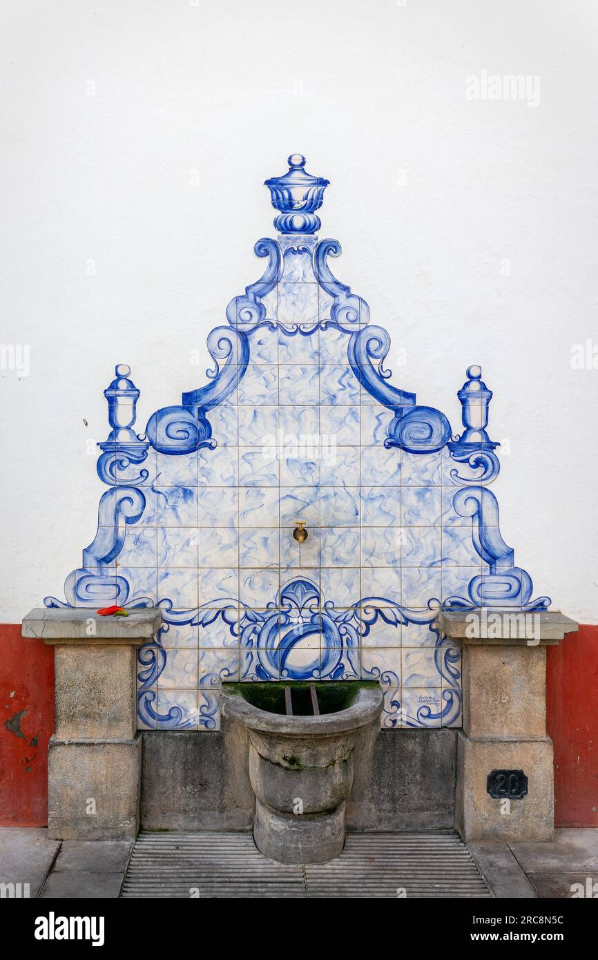 Fontana con piastrelle in ceramica blu portoghese (azulejos) in una strada della città vecchia di Funchal, isola di Madeira, Portogallo Foto Stock