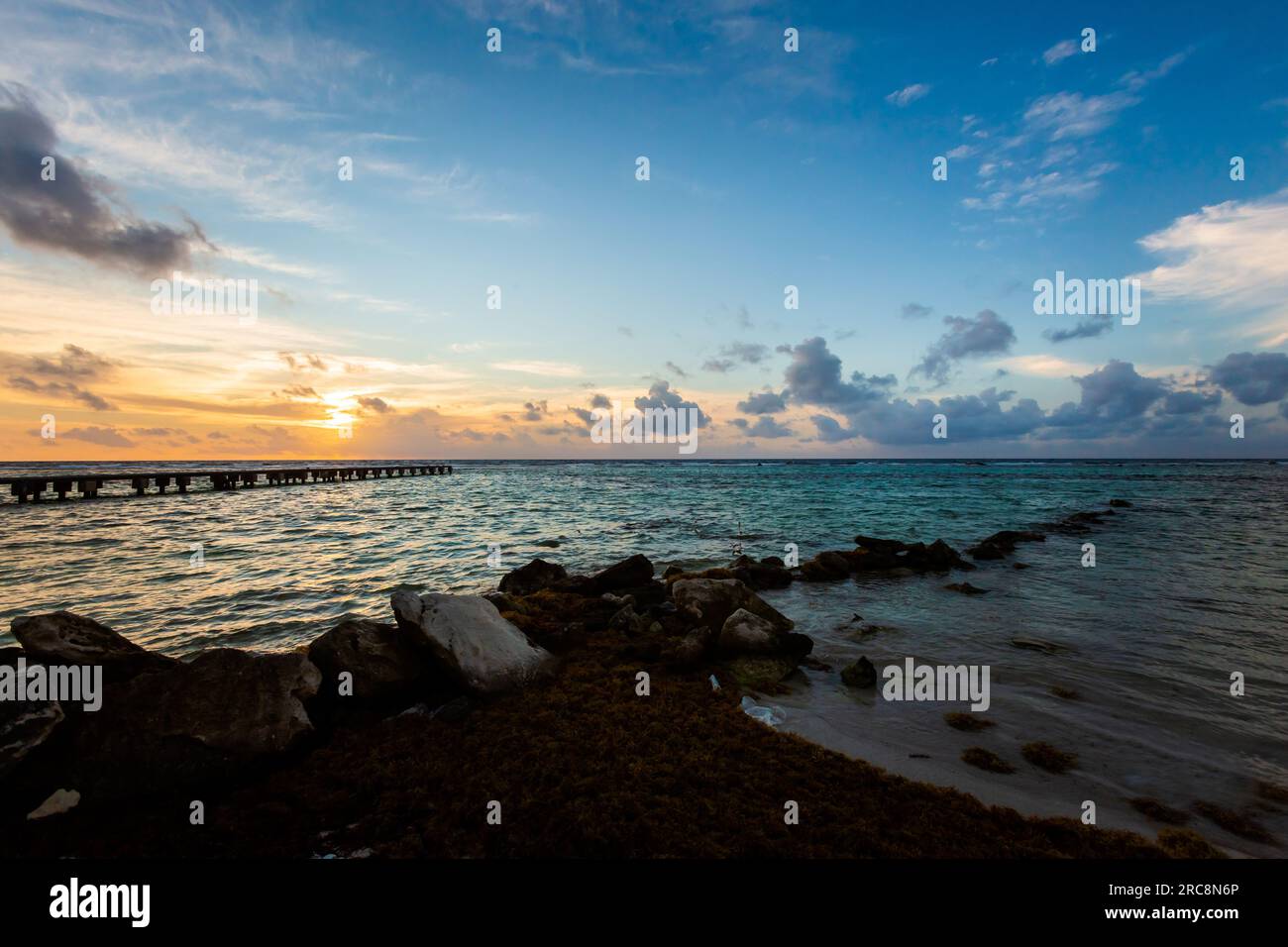 Splendida foto del paesaggio caraibico scattata nella spiaggia di Mahahual in Messico durante l'alba Foto Stock
