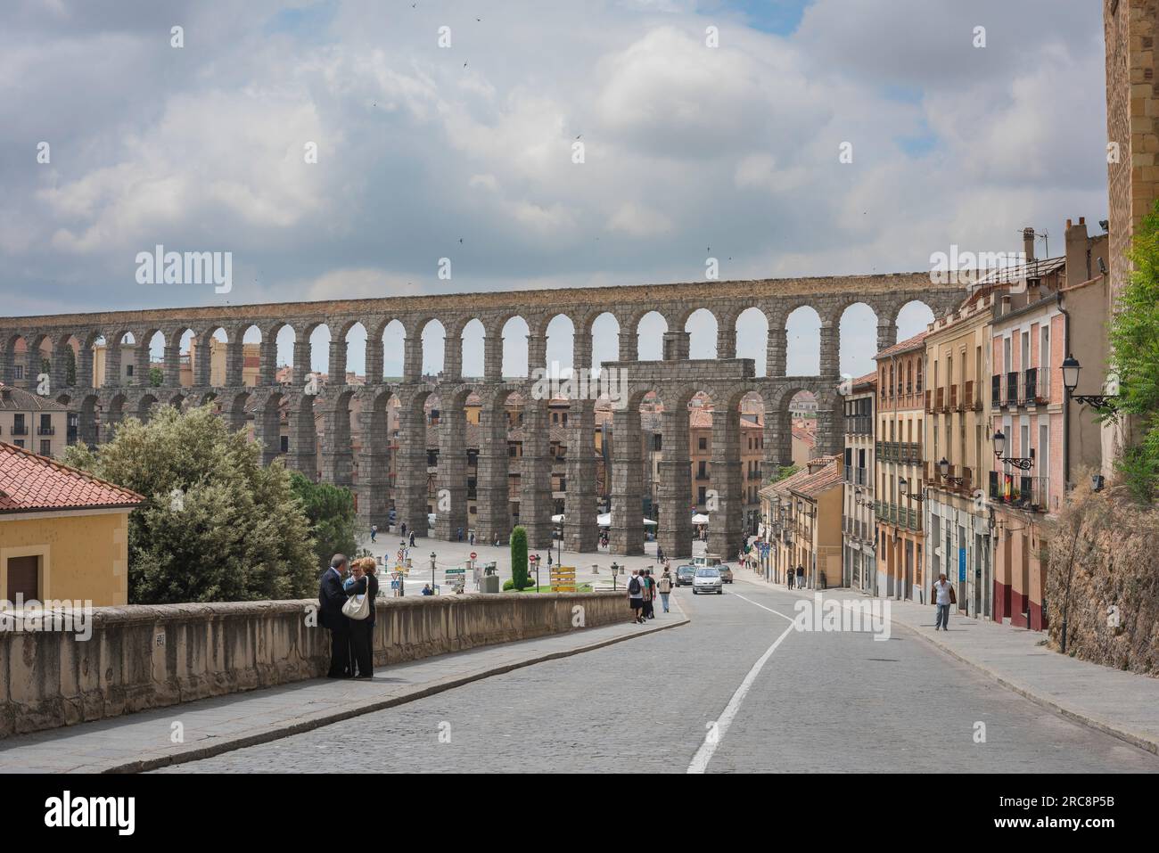 Architettura romana Segovia, vista lungo Calle San Juan verso l'acquedotto romano del i secolo che attraversa la storica città di Segovia, Spagna centrale Foto Stock