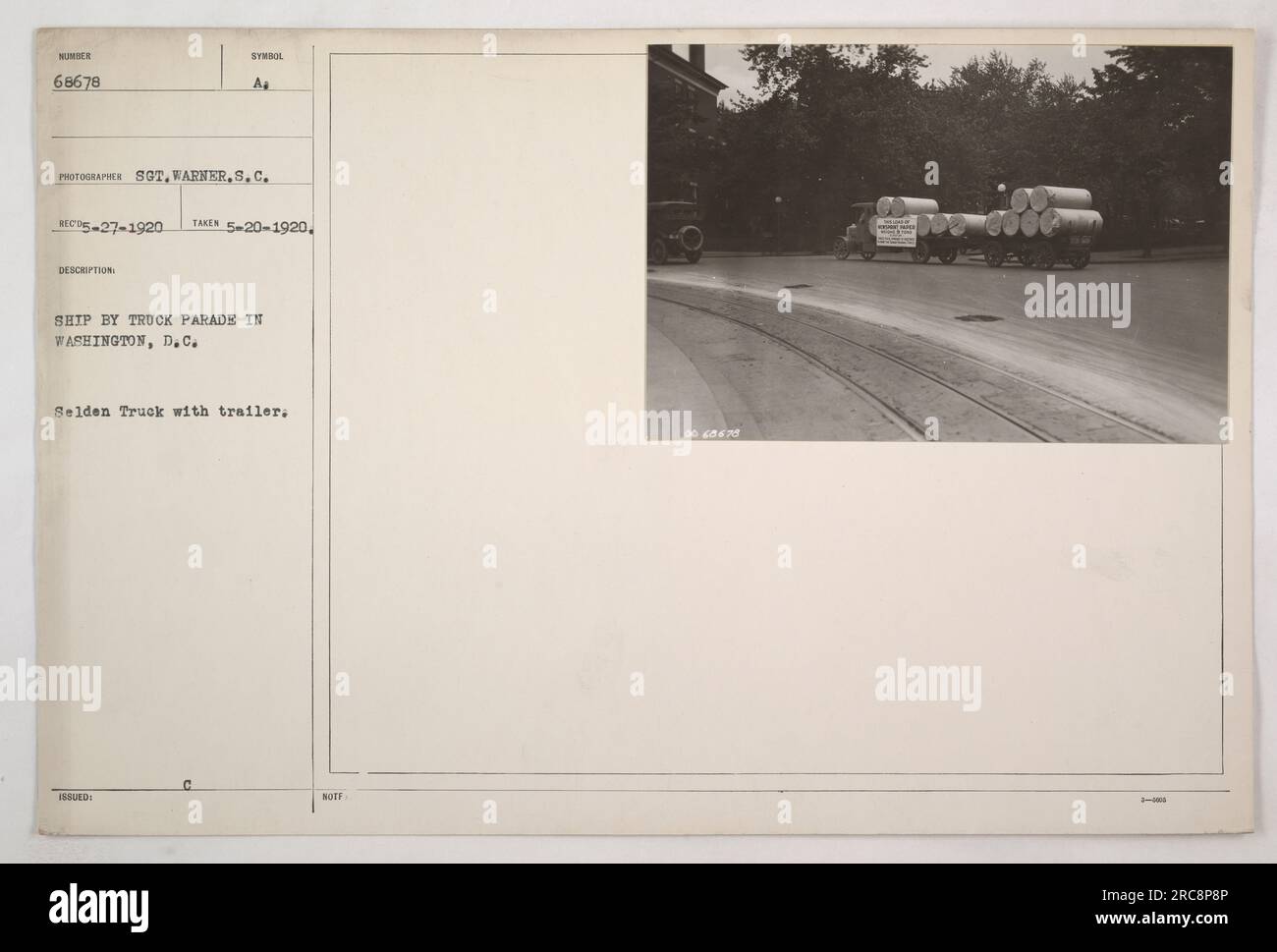 Un autocarro Selden con rimorchio partecipa a una sfilata di veicoli navali a Washington, D.C. La foto è stata scattata il 20 maggio 1920 e fu catturata dal Sgt. Warner, un fotografo dell'unità S.C.. La sua descrizione include la designazione SYNOL A₁ e la nota del fotografo, che menziona il numero di identificazione del carrello 68678. Foto Stock