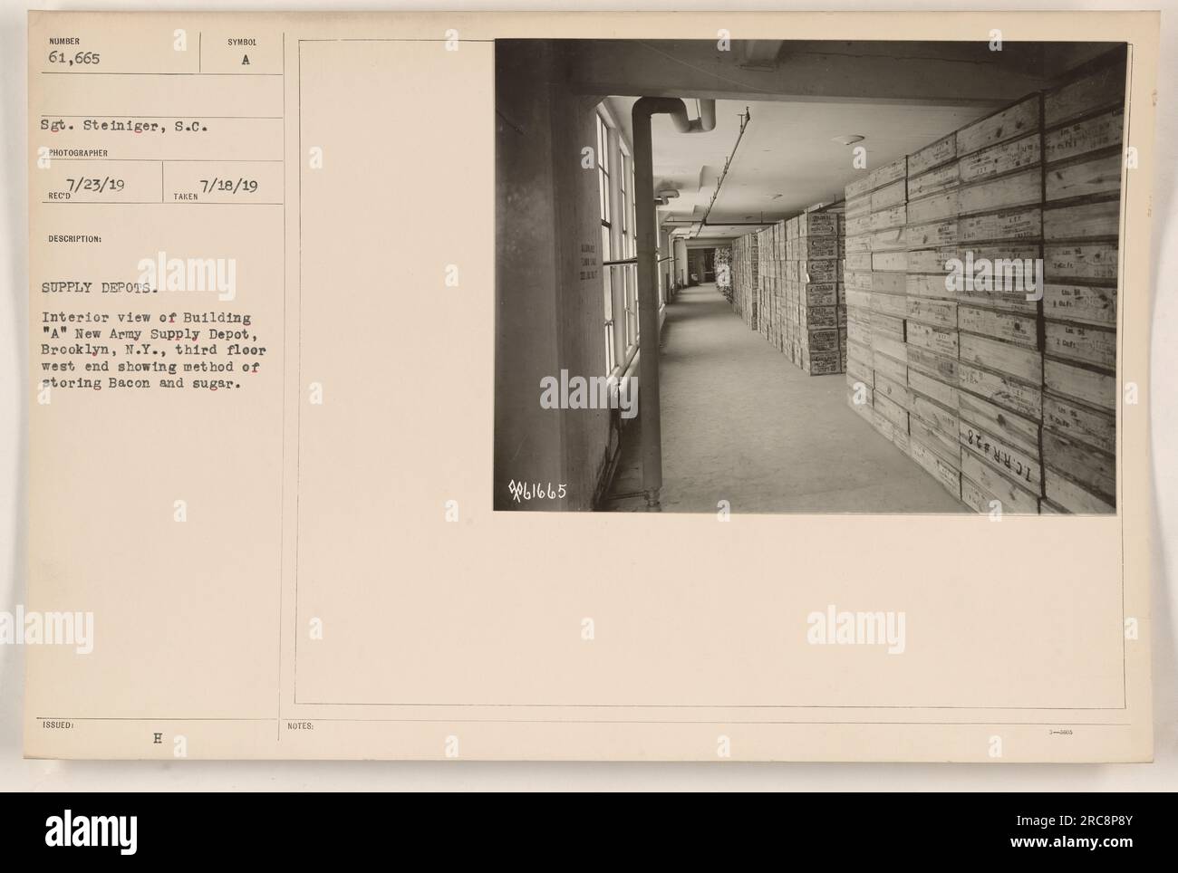 Vista interna del terzo piano dell'estremità ovest dell'edificio "A" nel New Army Supply Depot a Brooklyn, New York. L'immagine mostra il metodo di conservazione della pancetta e dello zucchero nel deposito. Questa foto è stata scattata il 7/18/19 dal sergente Steiniger, S.C., e ha il numero di catalogo 61.665. Foto Stock