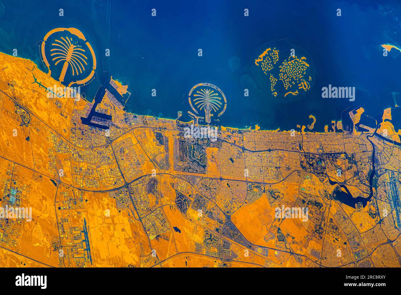 Palm Jumeirah e Palm Jabel Ali, isole artificiali a Dubai, Emirati Arabi Uniti. Immagine della NASA. Linee guida per l'uso dei supporti: https://www.nasa.gov/multi Foto Stock