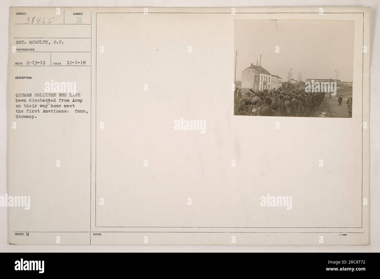 Soldati tedeschi che sono stati dimessi dall'esercito mentre tornavano a casa, incontrando i primi americani a Cons, in Germania. Fotografia scattata il 1° dicembre 1918. Il sergente McAuley catturò questa immagine, numero 38465, che fu ricevuta il 13 febbraio 1919. Foto Stock