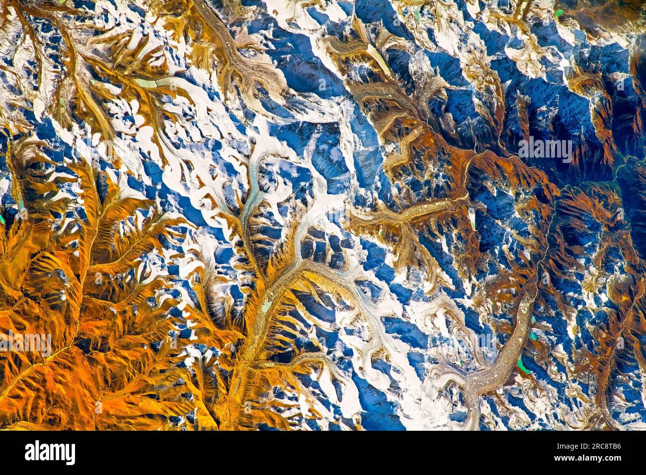 Monte Everest, montagna innevata nell'Himalaya, confine tra Nepal e India. Immagine della NASA. Linee guida per l'uso dei supporti: https://www.nasa.gov/multimedia Foto Stock