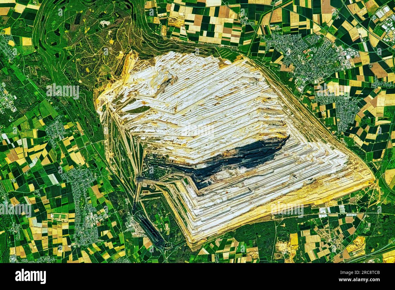 Vista dall'alto della miniera di carbone di Hambach in Germania. Immagine della NASA. Linee guida per l'uso dei supporti: https://www.nasa.gov/multimedia/guidelines/index.html Foto Stock