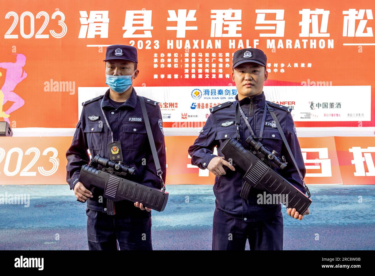 ANYANG, CINA - 7 MAGGIO 2023 - gli agenti di polizia detengono attrezzature di contromisure per aerei senza equipaggio in un evento sportivo su larga scala nella contea di Hua, Anyang cit Foto Stock