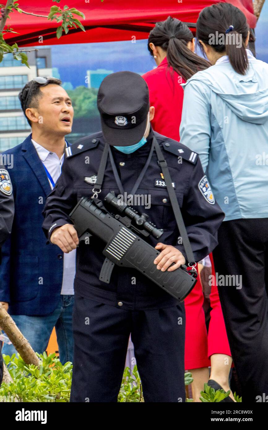 ANYANG, CINA - 7 MAGGIO 2023 - gli agenti di polizia detengono attrezzature di contromisure per aerei senza equipaggio in un evento sportivo su larga scala nella contea di Hua, Anyang cit Foto Stock
