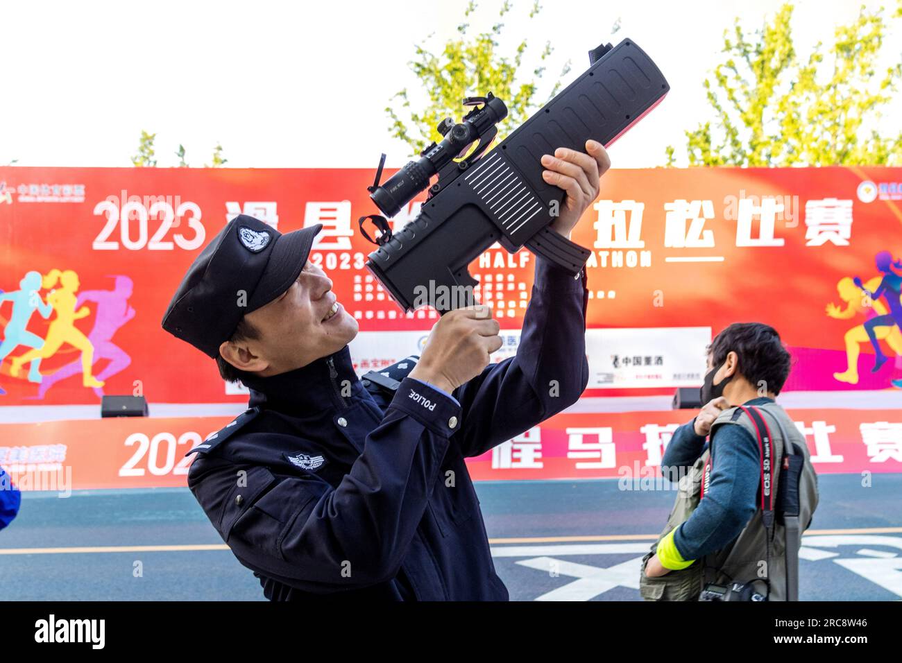 ANYANG, CINA - 7 MAGGIO 2023 - gli agenti di polizia detengono attrezzature di contromisure per aerei senza equipaggio in un evento sportivo su larga scala nella contea di Hua, Anyang cit Foto Stock