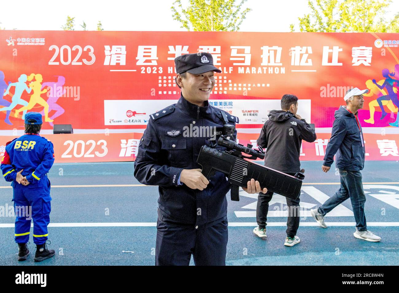 ANYANG, CINA - 7 MAGGIO 2023 - gli agenti di polizia detengono attrezzature di contromisure per aerei senza equipaggio in un evento sportivo su larga scala nella contea di Hua, Anyang cit Foto Stock