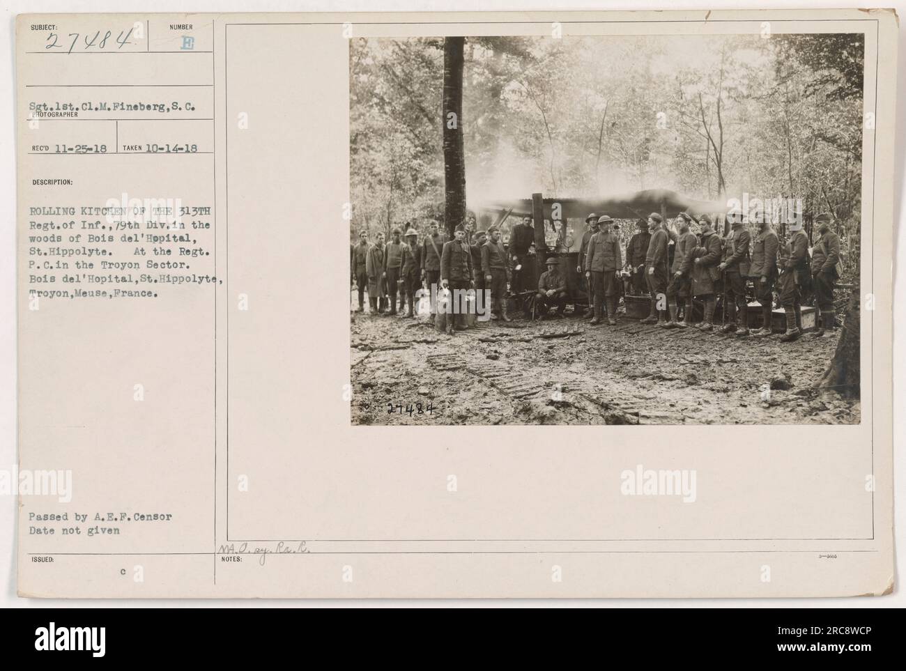 "Ftual Caption: Soldiers from the 313th Regiment of Infantry, 79th Division, gestiscono una cucina ondulata nei boschi di Bois dell'Hopital, St. Hippolyte. La foto è stata scattata al comando postale del reggimento nel settore Troyon a Mosa, in Francia. La data esatta della fotografia è sconosciuta." Foto Stock