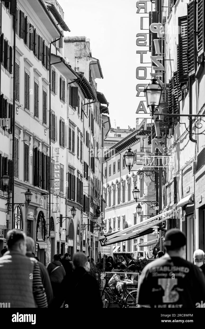 Firenze, Italia - 5 aprile 2022: Architettura tipica e vista sulla strada a Firenze, Toscana, Italia. Foto Stock