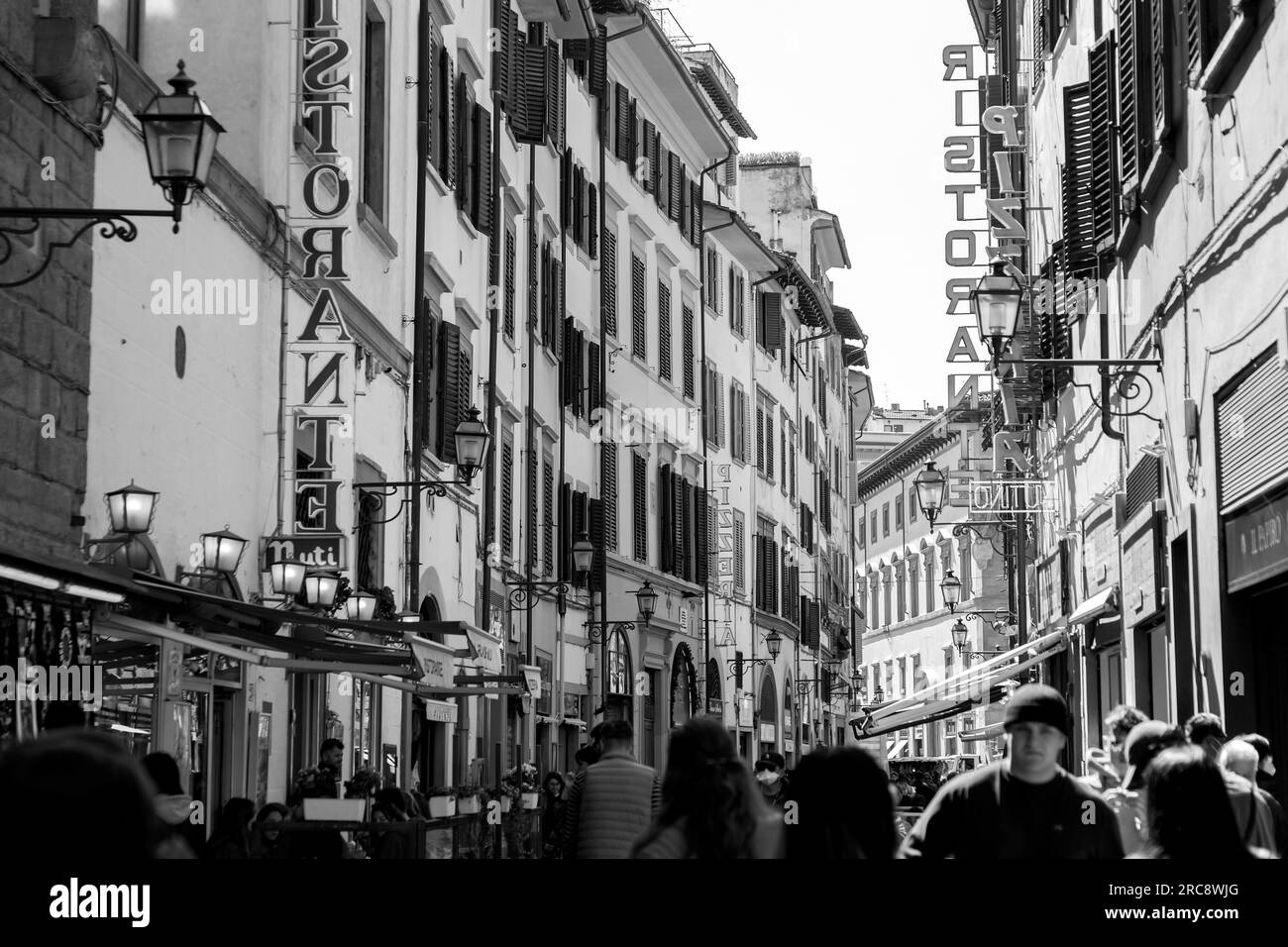 Firenze, Italia - 5 aprile 2022: Architettura tipica e vista sulla strada a Firenze, Toscana, Italia. Foto Stock