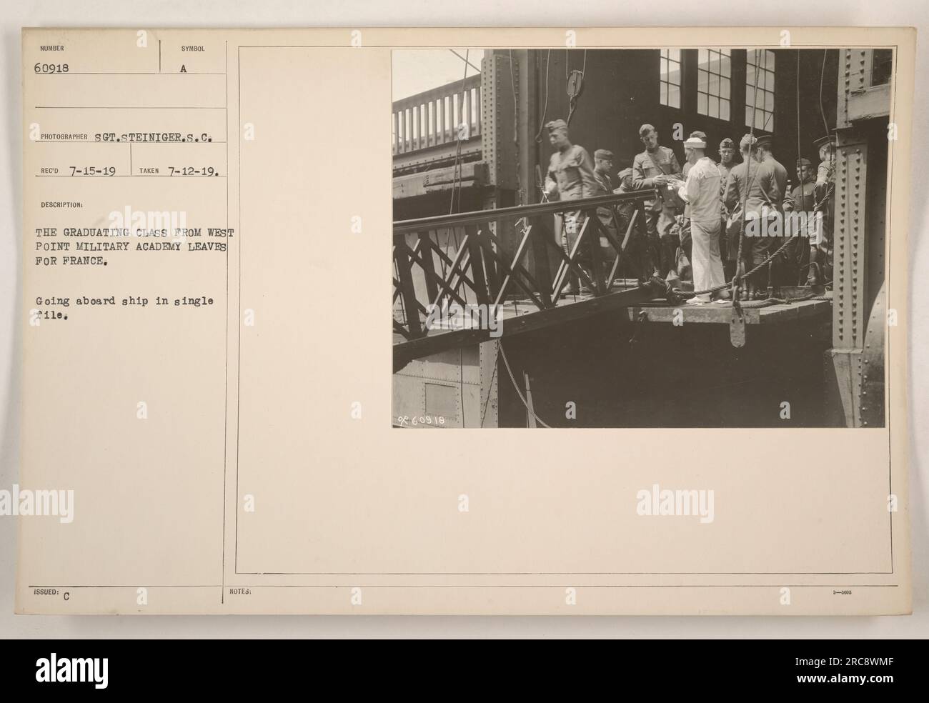 La lezione di laurea dell'Accademia militare di West Point parte per la Francia durante la prima guerra mondiale. Possono essere visti salire a bordo di una nave in un unico file mentre vengono fotografati dal sergente Steiniger. L'immagine è stata scattata il 12 luglio 1919 e ricevuta il 15 luglio 1919. Foto Stock