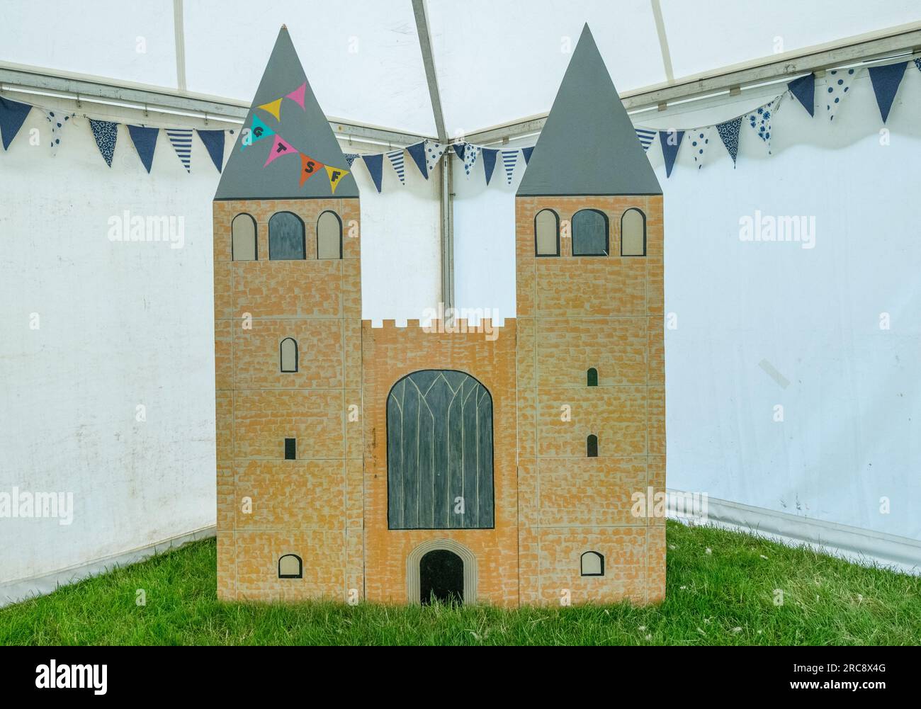 Decorazioni fatte a mano decorano il 16°. Musica internazionale e acustica al Gate to Southwell Music Festival. Foto Stock