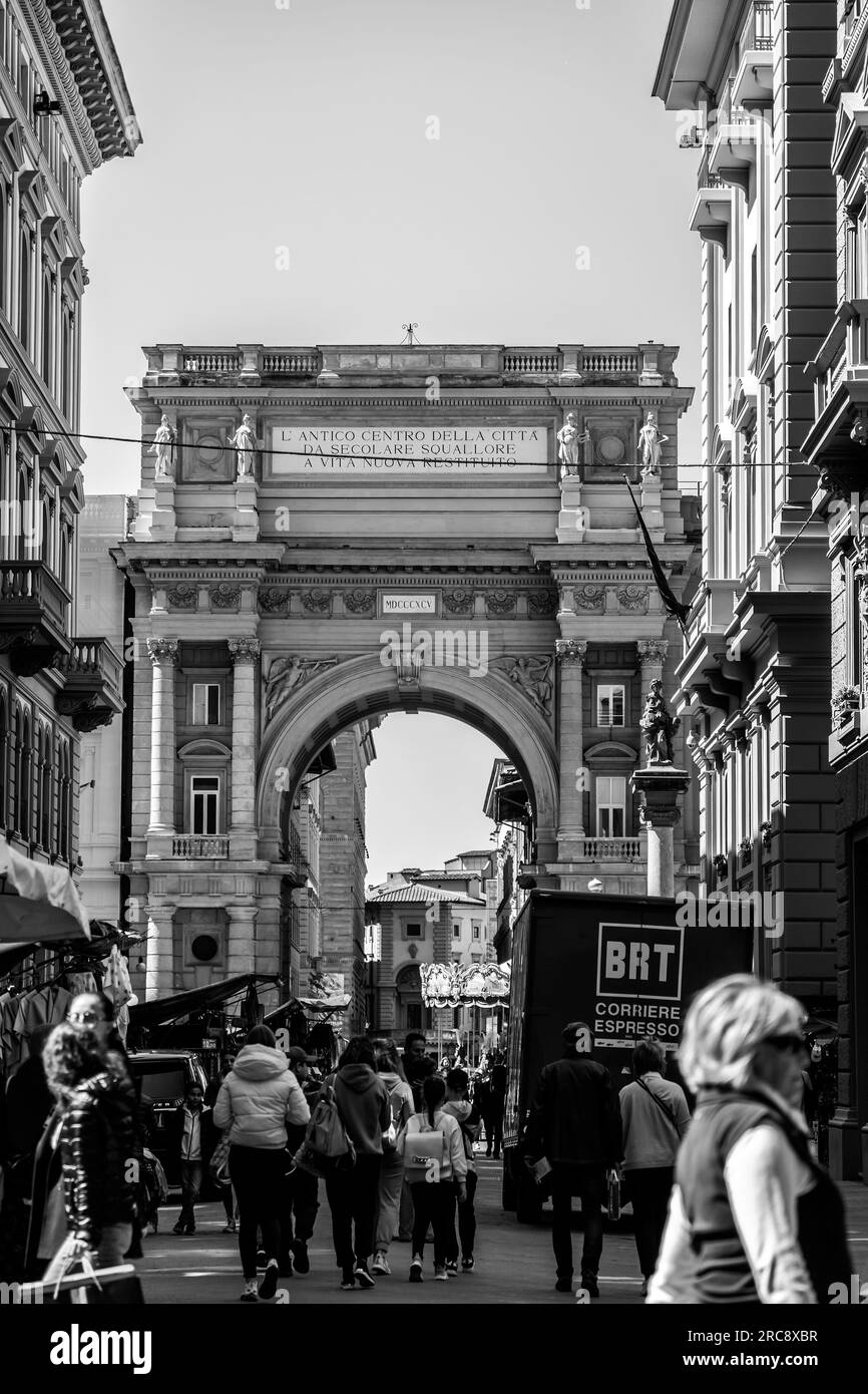 Firenze, Italia - 5 aprile 2022: Piazza della Repubblica, Piazza della Repubblica è una piazza della città di Firenze, Italia. La piazza era il sito del forum di Th Foto Stock