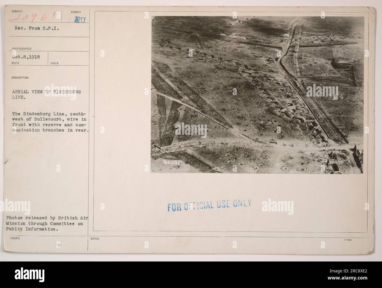 Vista aerea della linea Hindenburg, situata a sud-ovest di Bullecourt durante la prima guerra mondiale. La fotografia mostra il filo spinato nella parte anteriore e le trincee di riserva e di comunicazione nella parte posteriore. Questa immagine è stata scattata l'8 ottobre 1918 e rilasciata dalla British Air Mission attraverso il Committee on Public Information. Queste informazioni sono classificate come "solo per uso ufficiale". Foto Stock