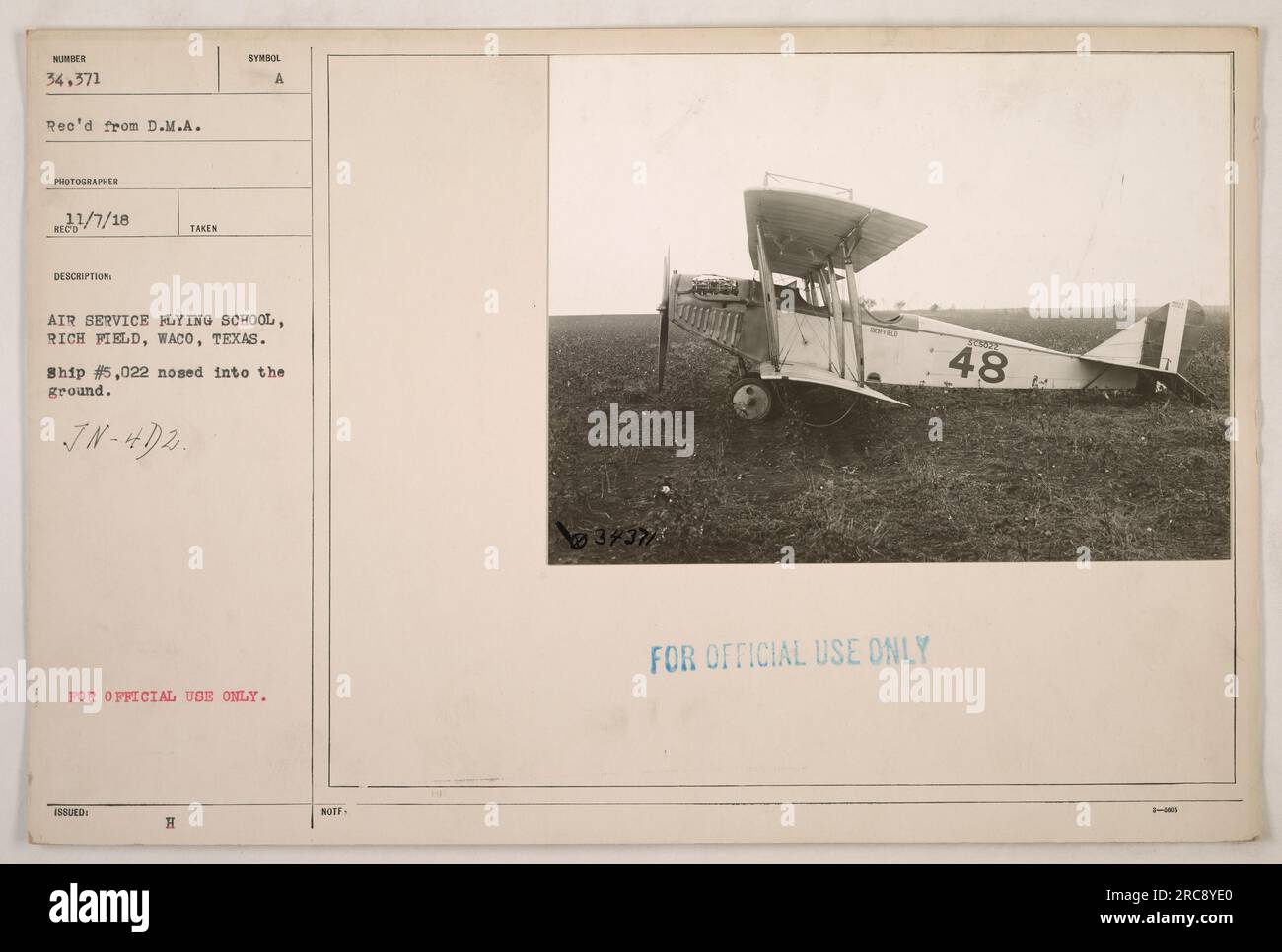 Didascalia: "Immagine di un incidente aereo a Rich Field, Waco, Texas durante la prima guerra mondiale L'incidente coinvolse la nave n. 5.022, un aereo JN-4D2 della Air Service Flying School. L'aereo è visto a terra. Data: 7 gennaio 1918. SOLO PER USO UFFICIALE." Foto Stock