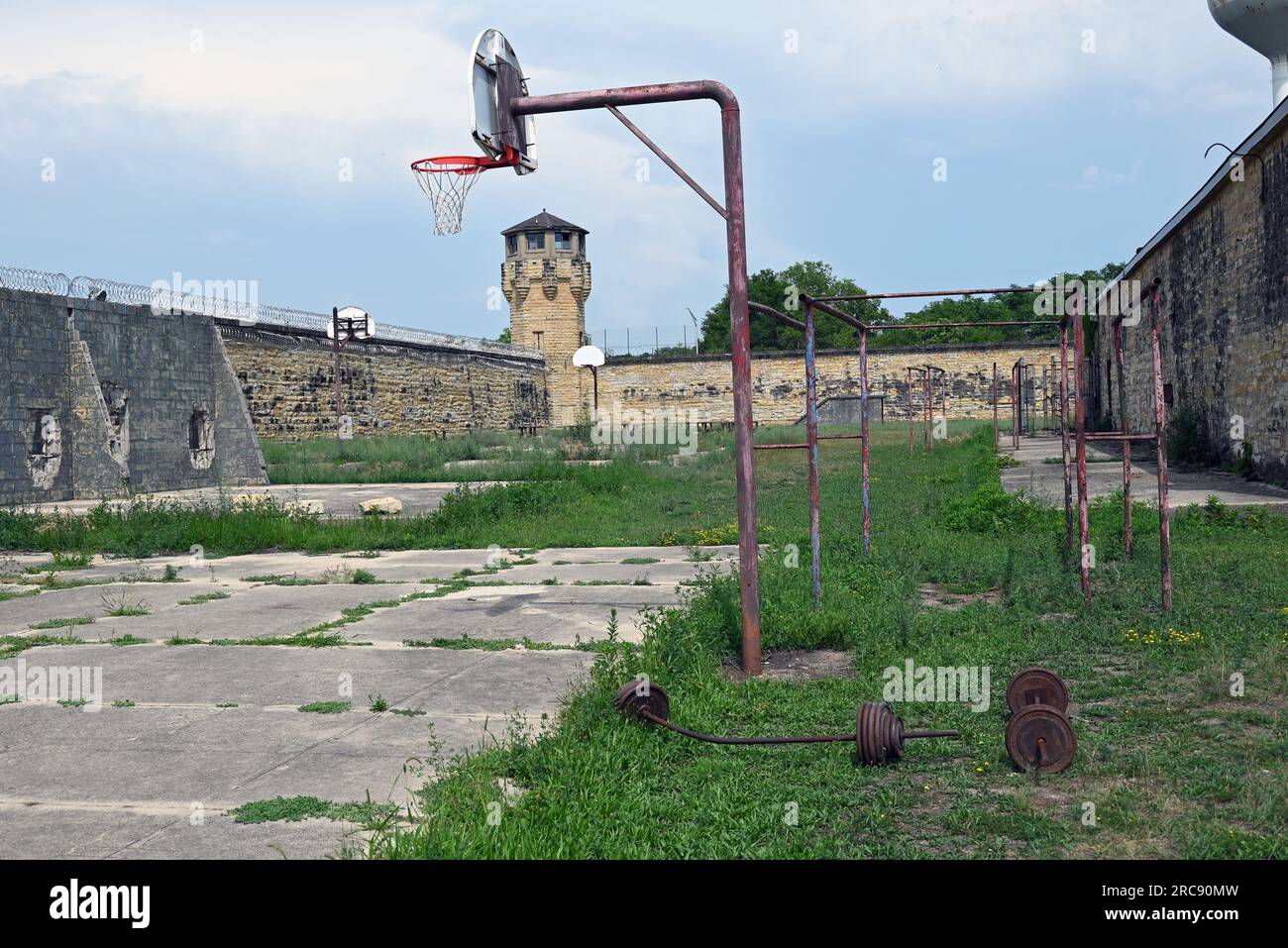 Attrezzature per esercizi arrugginiti nel cortile della vecchia prigione di Joliet, aperta nel 1858 e chiusa nel 2002. Foto Stock