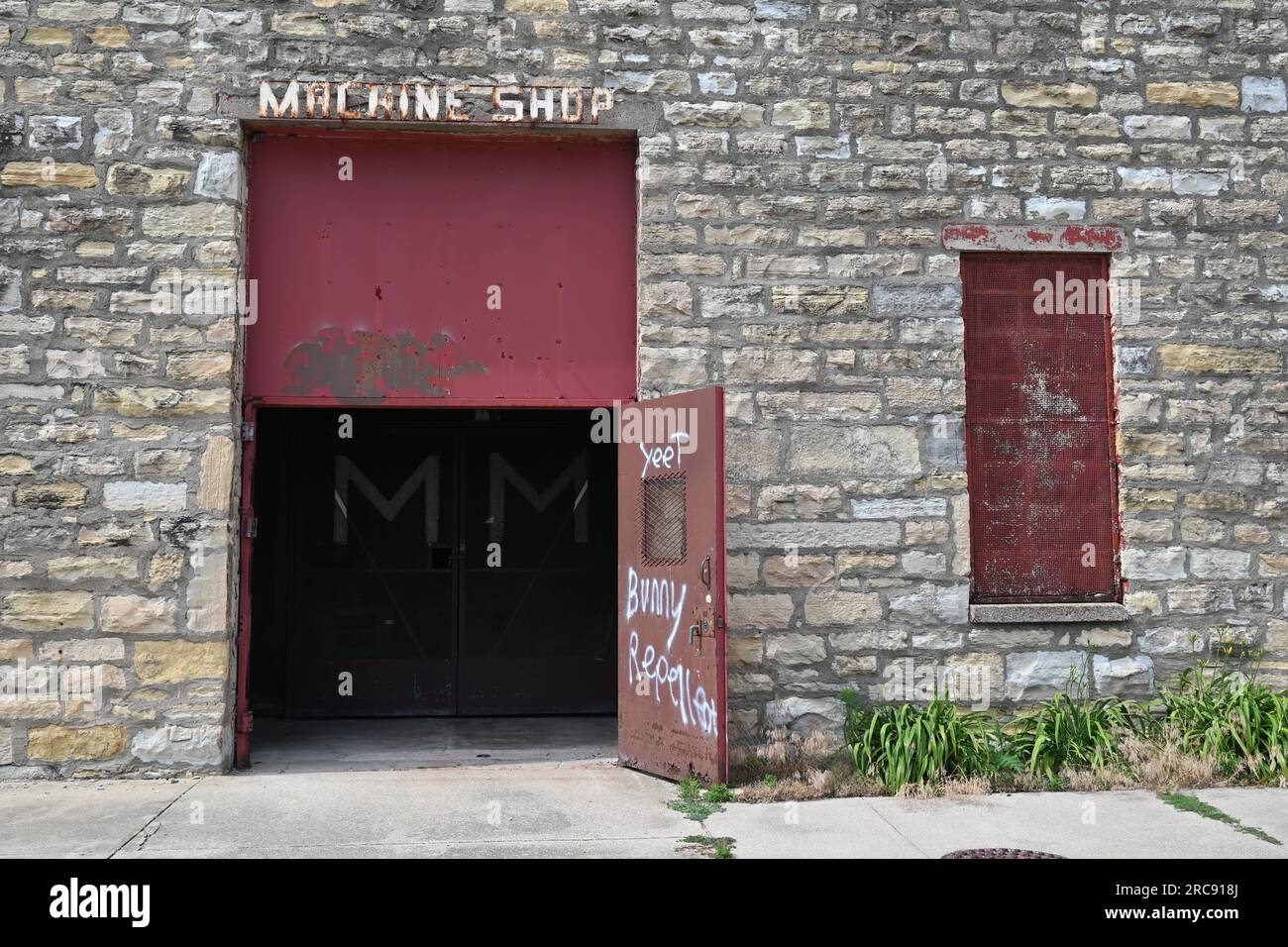 Le porte del negozio di macchine presso la vecchia prigione di Joliet, che aprì nel 1858 e fu chiusa e abbandonata nel 2002. Foto Stock