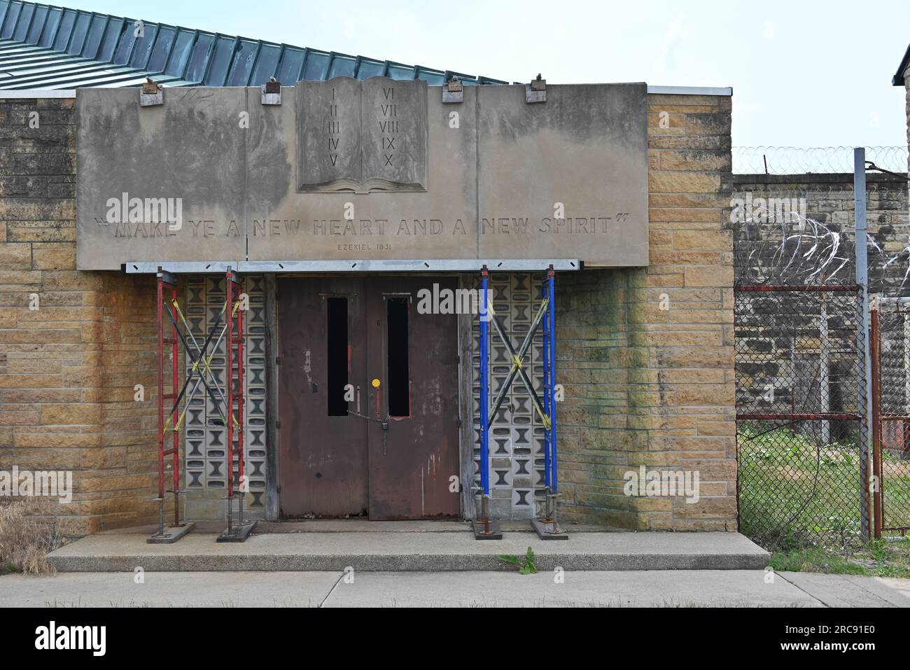 Le porte della cappella della vecchia prigione di Joliet con la citazione rendono Ye Un nuovo cuore e Uno Spirito nuovo. La prigione fu aperta nel 1858 e chiusa nel 2002. Foto Stock