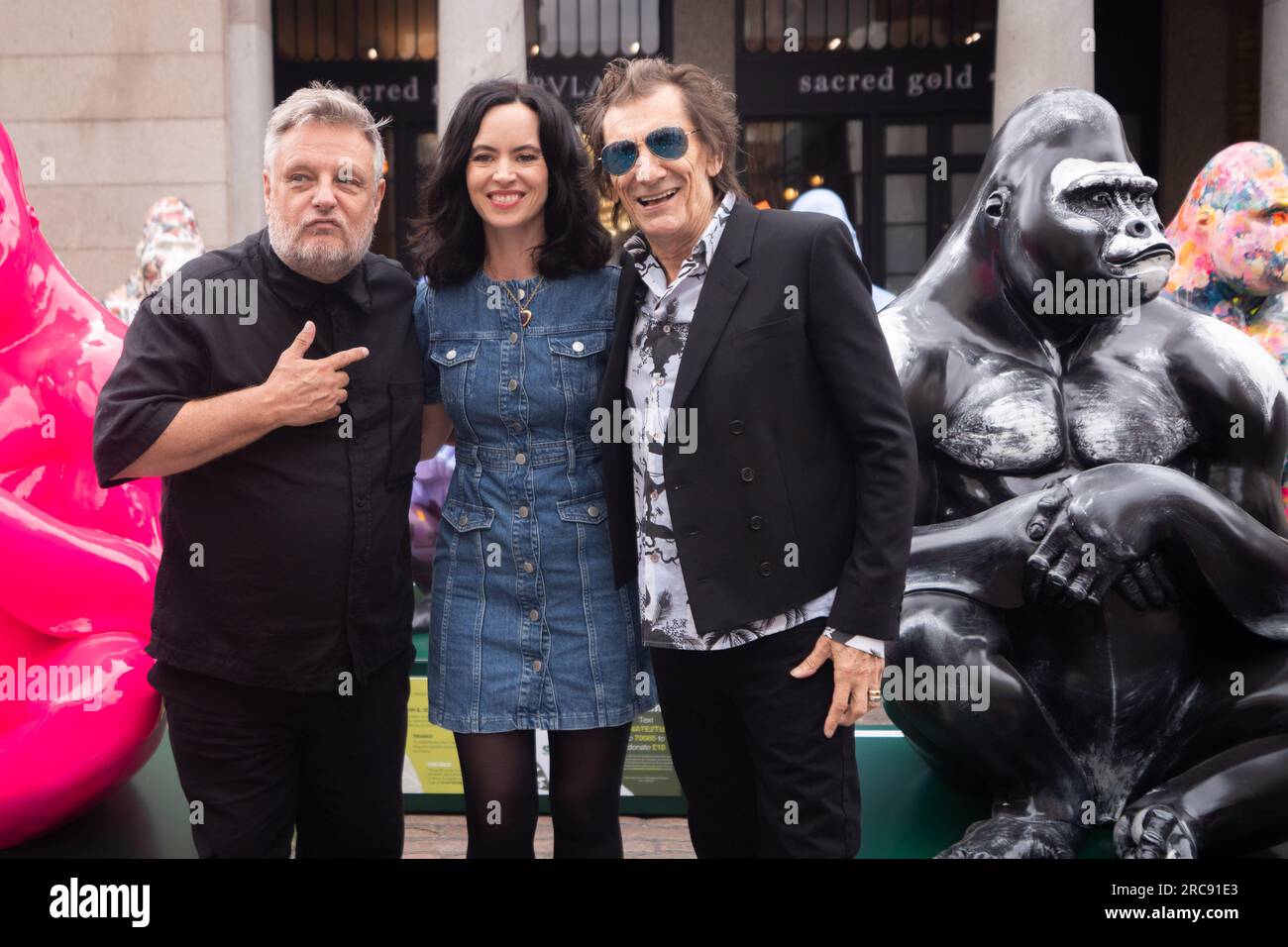 (Da sinistra a destra) fotografo Rankin, Sally Wood e Ronnie Wood al lancio del Tusk Gorilla Trail a Covent Garden, Londra. Il percorso comprende quindici sculture con disegni di artisti tra cui Ronnie e Sally Wood, Rankin, Chila Burman, Adam Dant, Barnaby Barford, Jemma Powell, Hannah Shergold e Nick Gentry. Data foto: Giovedì 13 luglio 2023. Foto Stock