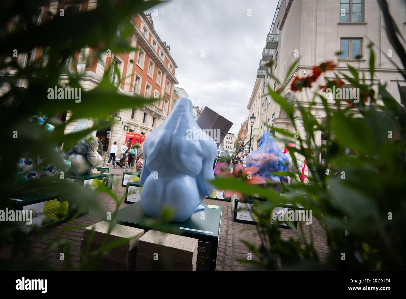 Statue di gorilla al lancio del Tusk Gorilla Trail a Covent Garden, Londra. Il percorso comprende quindici sculture con disegni di artisti tra cui Ronnie e Sally Wood, Rankin, Chila Burman, Adam Dant, Barnaby Barford, Jemma Powell, Hannah Shergold e Nick Gentry. Data foto: Giovedì 13 luglio 2023. Foto Stock