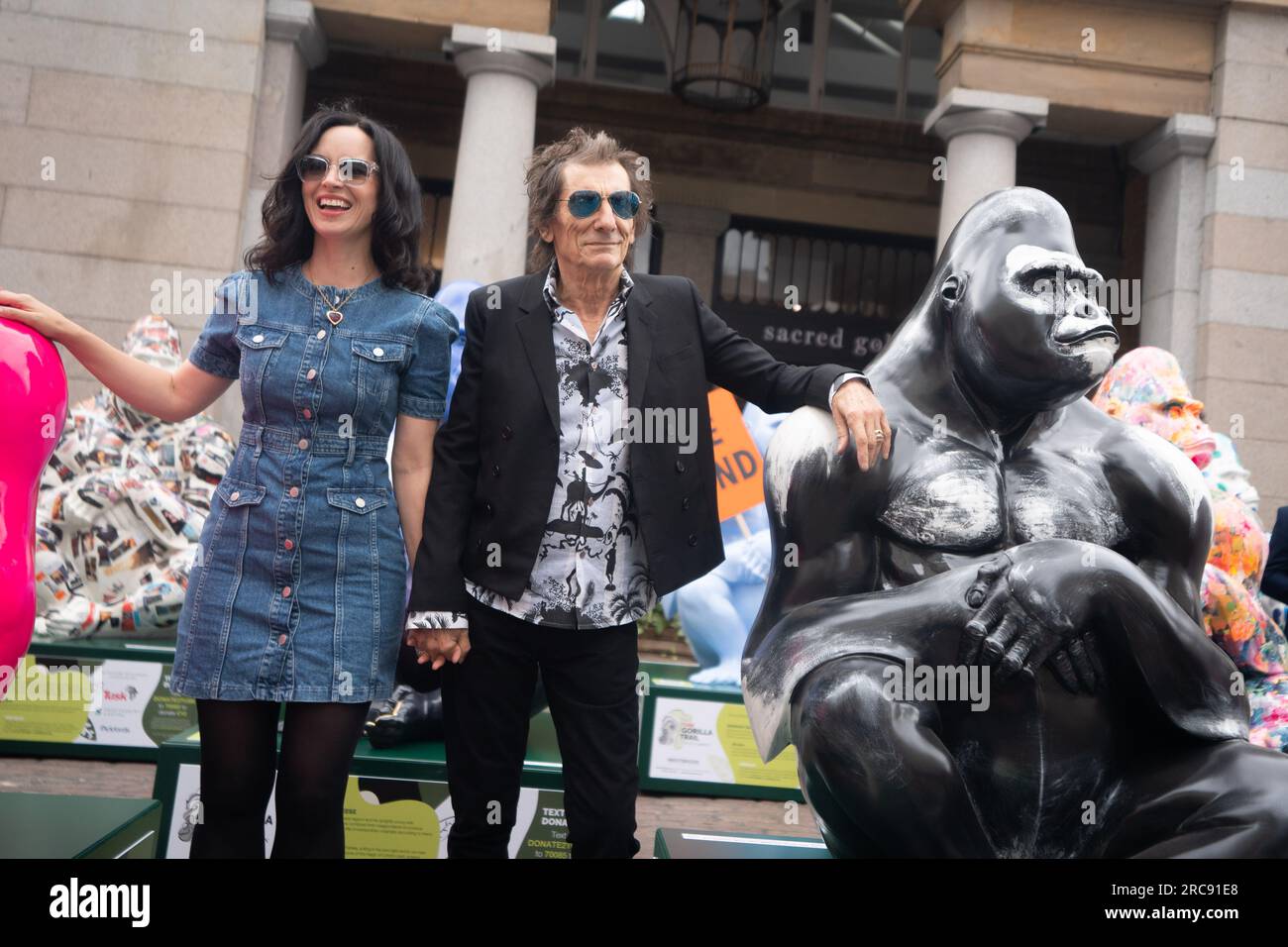 Sally Wood e Ronnie Wood si trovano accanto ai loro Gorilla's al lancio del Tusk Gorilla Trail a Covent Garden, Londra. Il percorso comprende quindici sculture con disegni di artisti tra cui Ronnie e Sally Wood, Rankin, Chila Burman, Adam Dant, Barnaby Barford, Jemma Powell, Hannah Shergold e Nick Gentry. Data foto: Giovedì 13 luglio 2023. Foto Stock