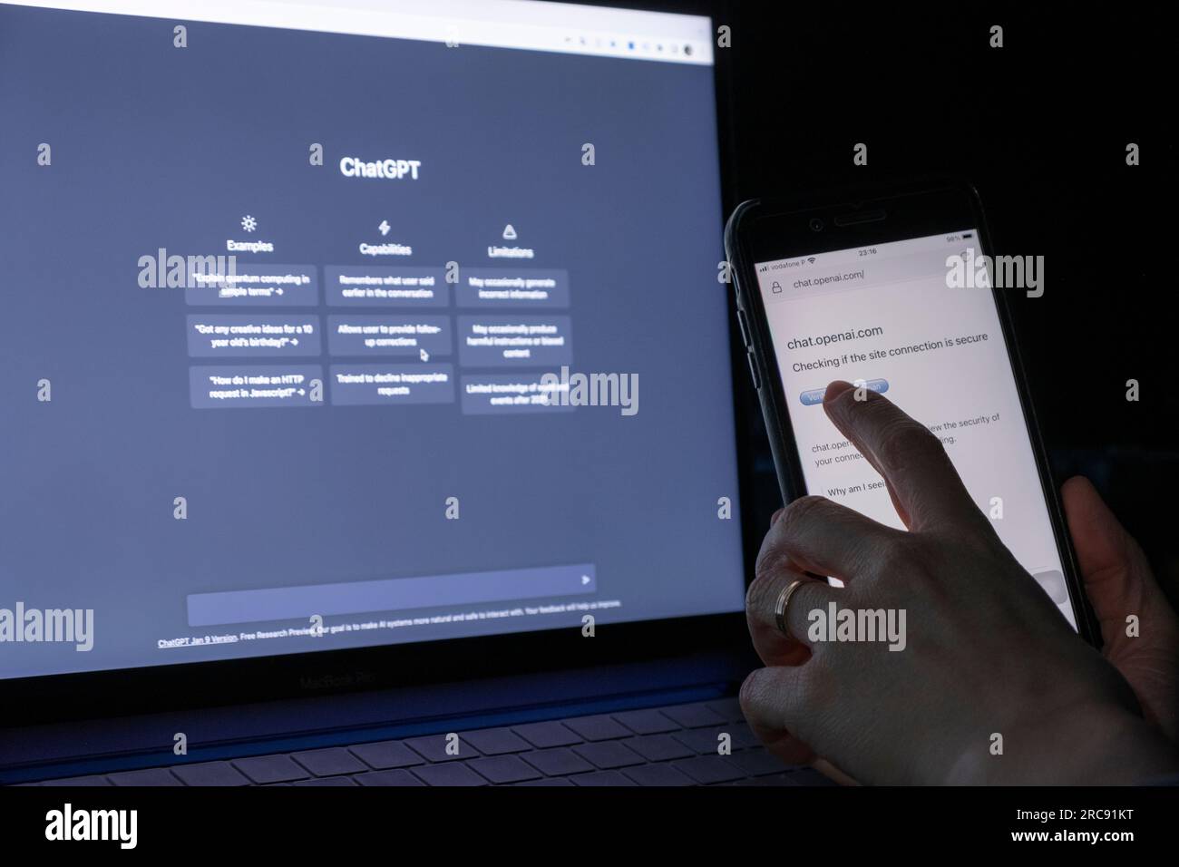 Azzorre, Portogallo - 12.01.2023: Utente su uno smartphone che si connette al servizio Chat GPT. Sviluppato da OpenAI. Sullo sfondo uno schermo di un notebook con chatbo Foto Stock