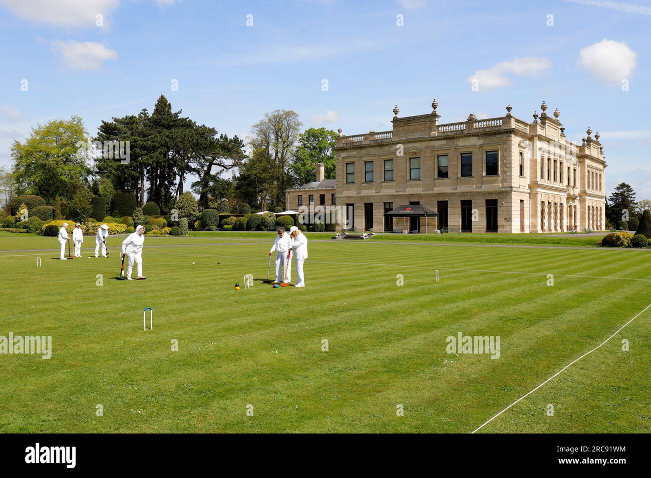 Persone che giocano a Croquet on the Lawns a Brodsworth Hall, Nr Doncaster, Regno Unito Foto Stock