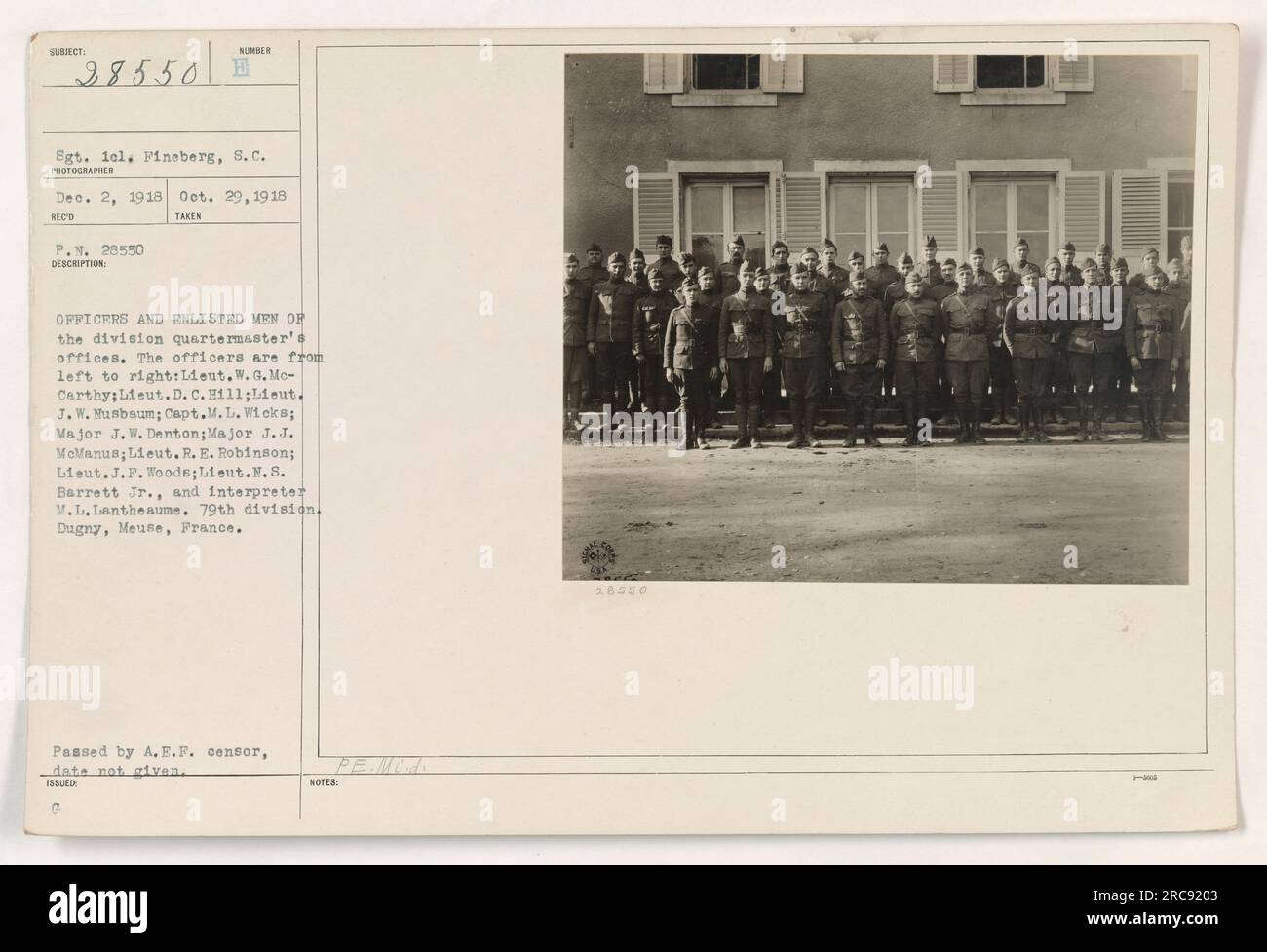 Gli ufficiali e gli uomini arruolati degli uffici del quartier generale della divisione posano per una fotografia. Gli agenti, da sinistra a destra, sono Lieut. W.G. McCarthy, Lieut. D.C. Hill, Lieut. J.W. Musbaum, Capt. M.L. Wicks, maggiore J.W. Denton, maggiore J.J. McManus, Lieut. R.E. Robinson, Lieut. J.F. Woode, Lieut. M.S. Barrett Jr., e interprete M. L. Lantheaume. La foto è stata scattata a Dugny, Mosa, in Francia, il 29 ottobre 1918. Foto Stock