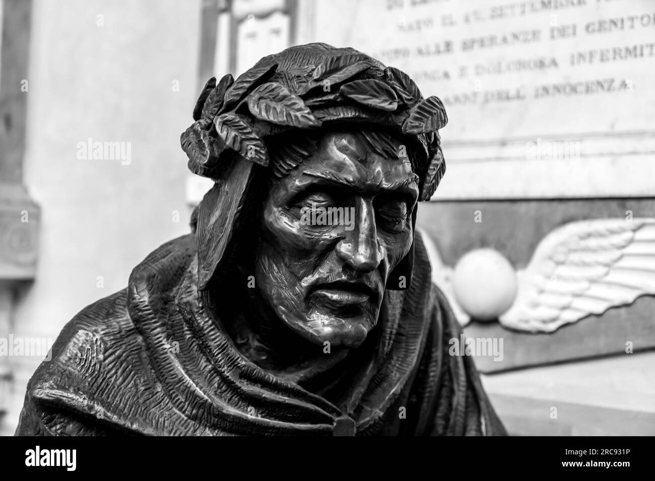 Firenze, Italia - 5 aprile 2022: Scultura in bronzo di Dante Alighieri, il leggendario poeta italiano nel cortile di Badia Fiorentina, Firenze, Italia Foto Stock