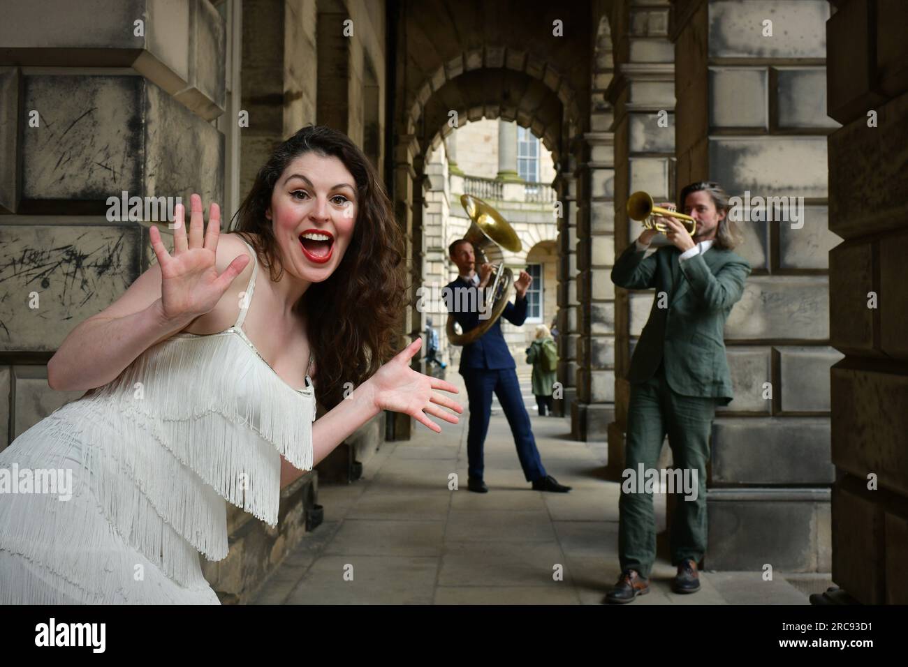 Edimburgo Scozia, Regno Unito 13 luglio 2023. Artisti dal Travelling Tent Show sul Royal Mile prima dell'Edinburgh Jazz & Blues Festival, che si svolge dal 14-23 luglio 2023. credit sst/alamy live news Foto Stock