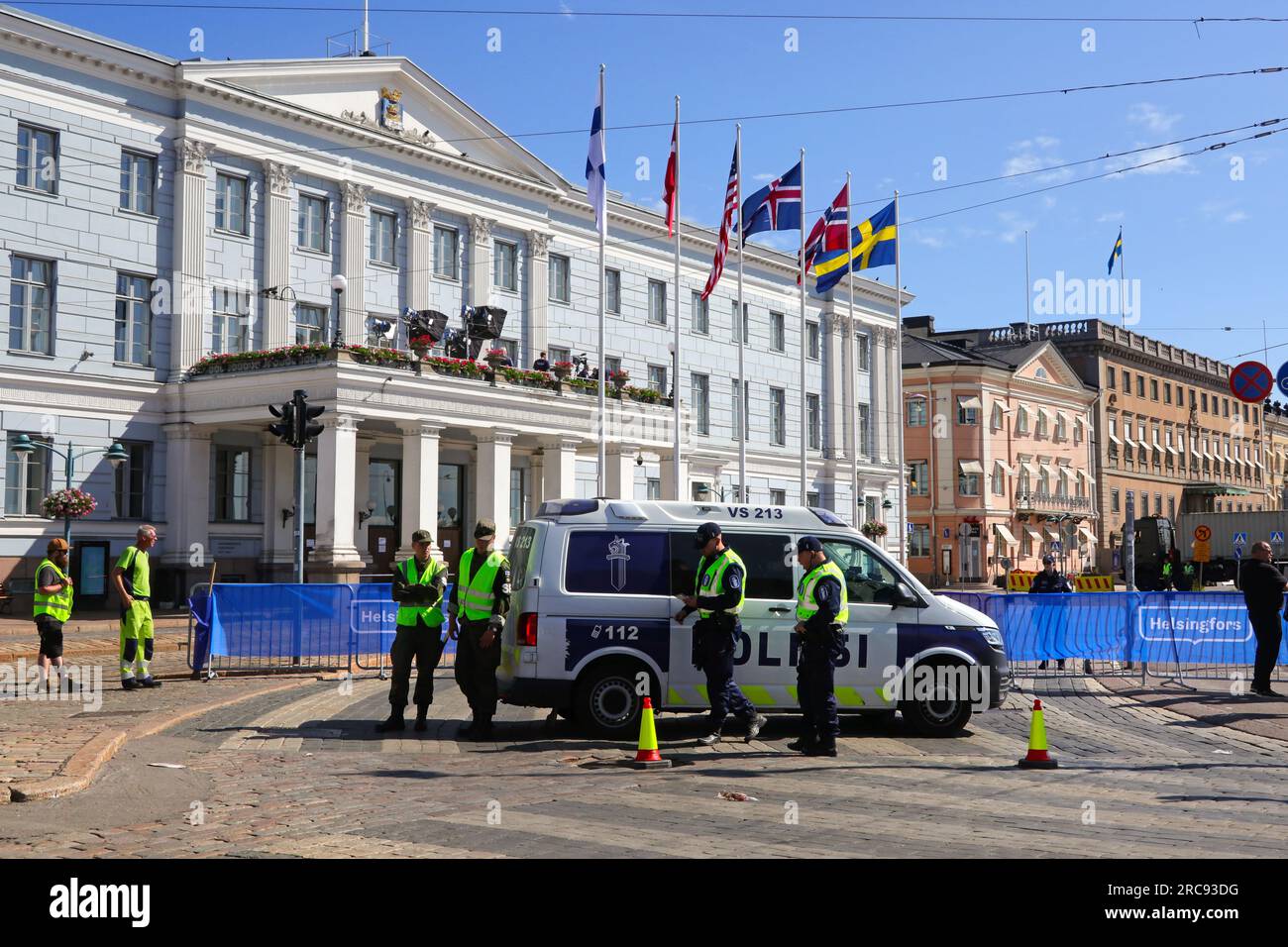 Helsinki, Finlandia. 13 luglio 2023: Le forze armate e la polizia stanno cooperando per le estese misure di sicurezza durante la visita del presidente degli Stati Uniti Biden. Credito immagine: TAINA Sohlman/Alamy Foto Stock