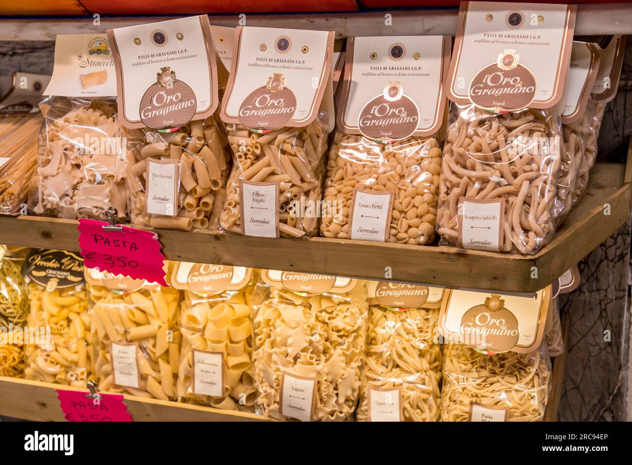 Firenze - 5 aprile 2022: Pasta locale venduta al mercato centrale tra via dell'Ariento, via Sant'Antonino e via Pan Foto Stock