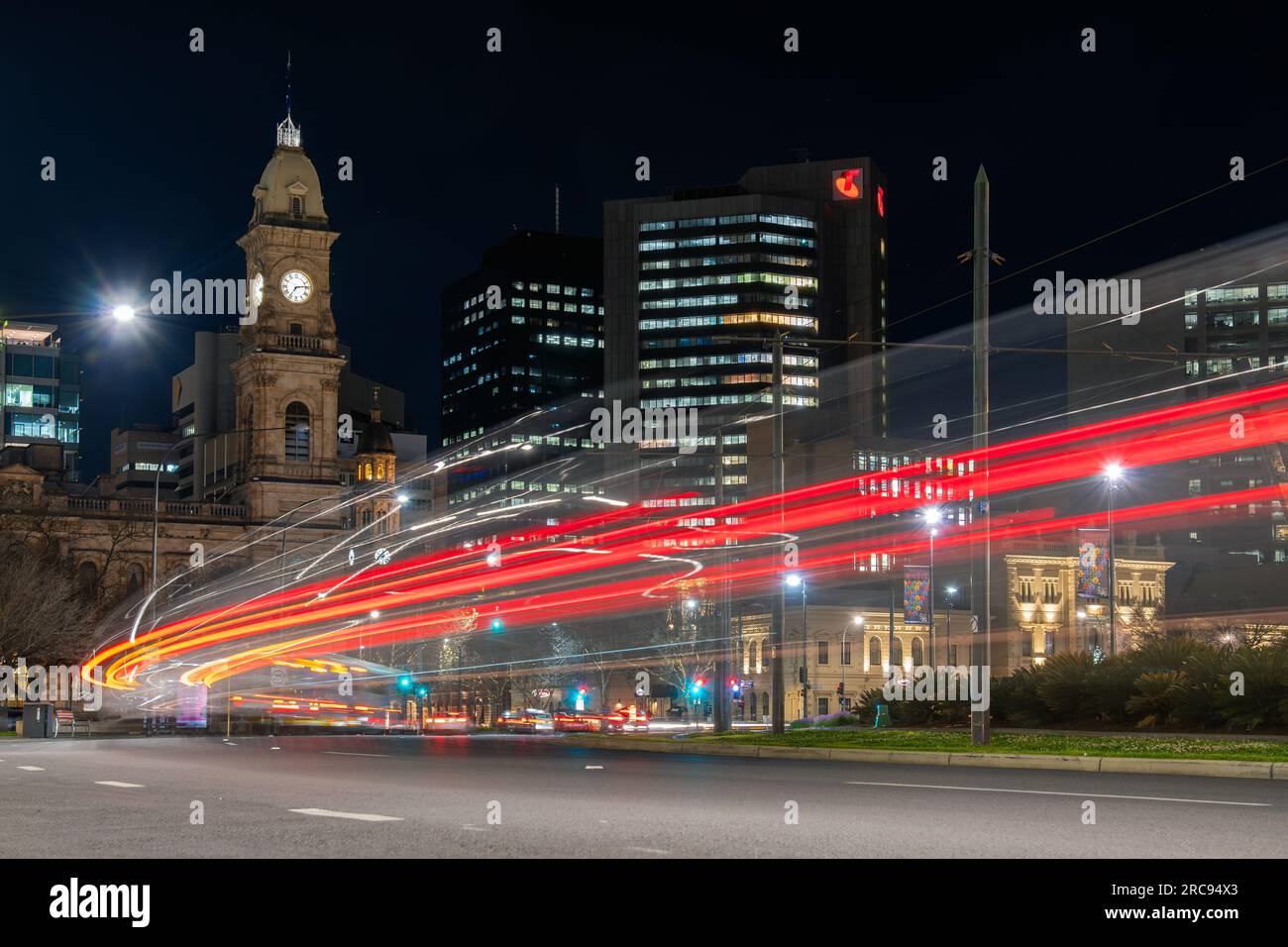 Adelaide, Australia - 10 settembre 2019: Victoria Square con edificio Telstra nella città di Adelaide, con sentieri leggeri visti da King William Street Foto Stock