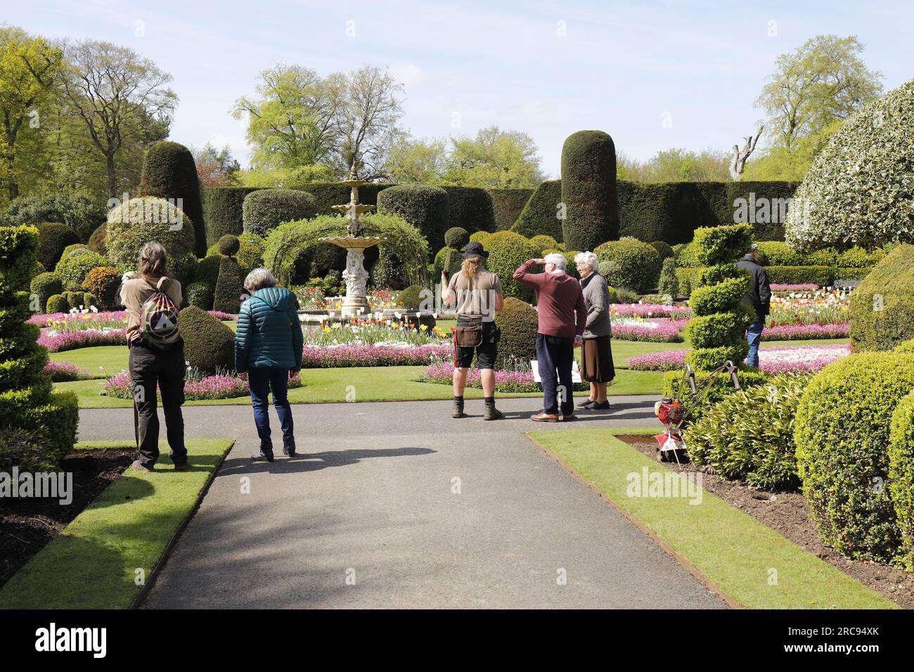 I visitatori ammirano i giardini di Brodsworth Hall, Nr Doncaster, Regno Unito Foto Stock